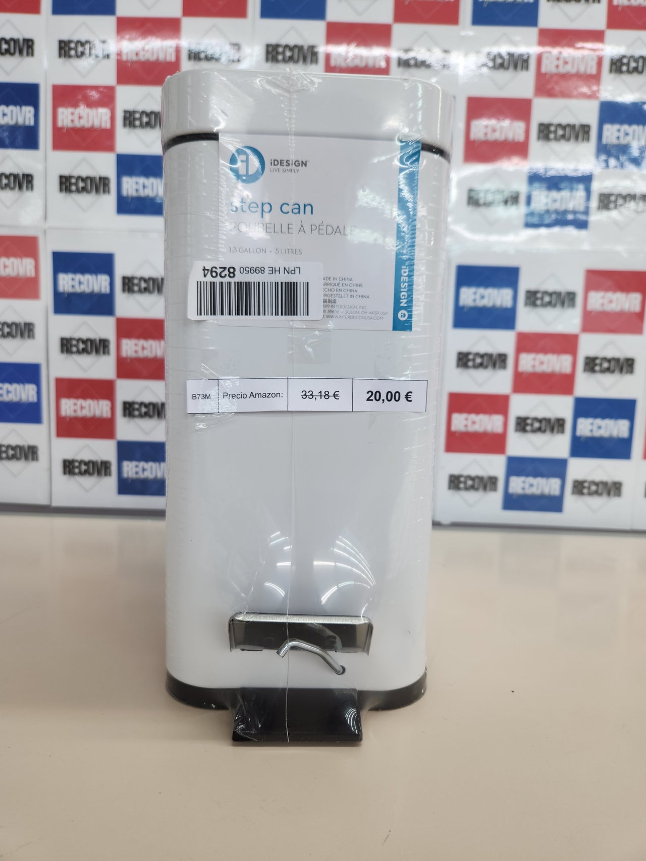 Dispensador de papel tisú y pañuelos desechables.