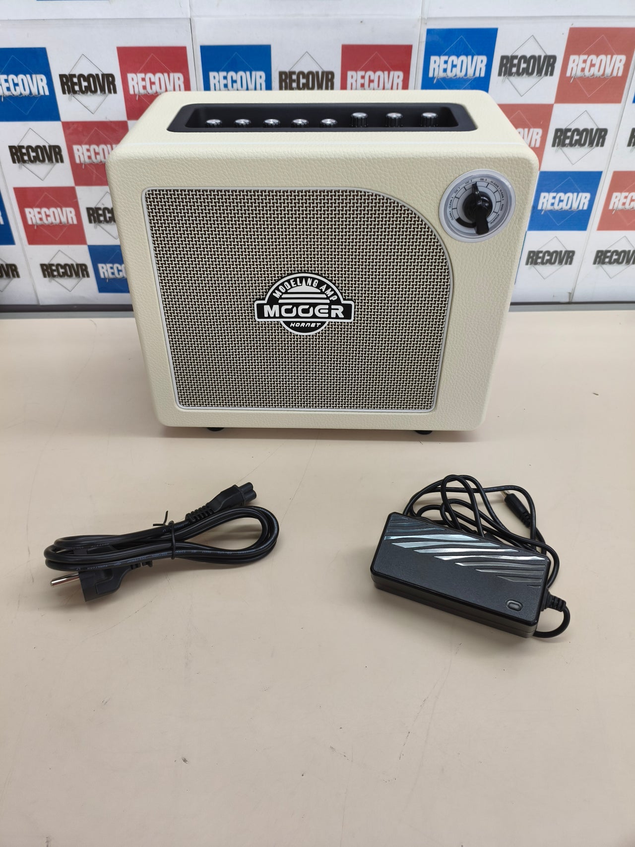 Amplificador guitarra 15W Mooer Hornet blanco