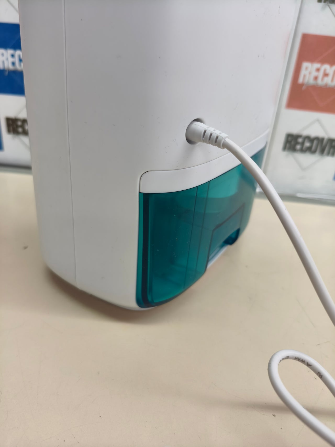 Deshumidificador 700 ml para estancias de hasta 15 m²