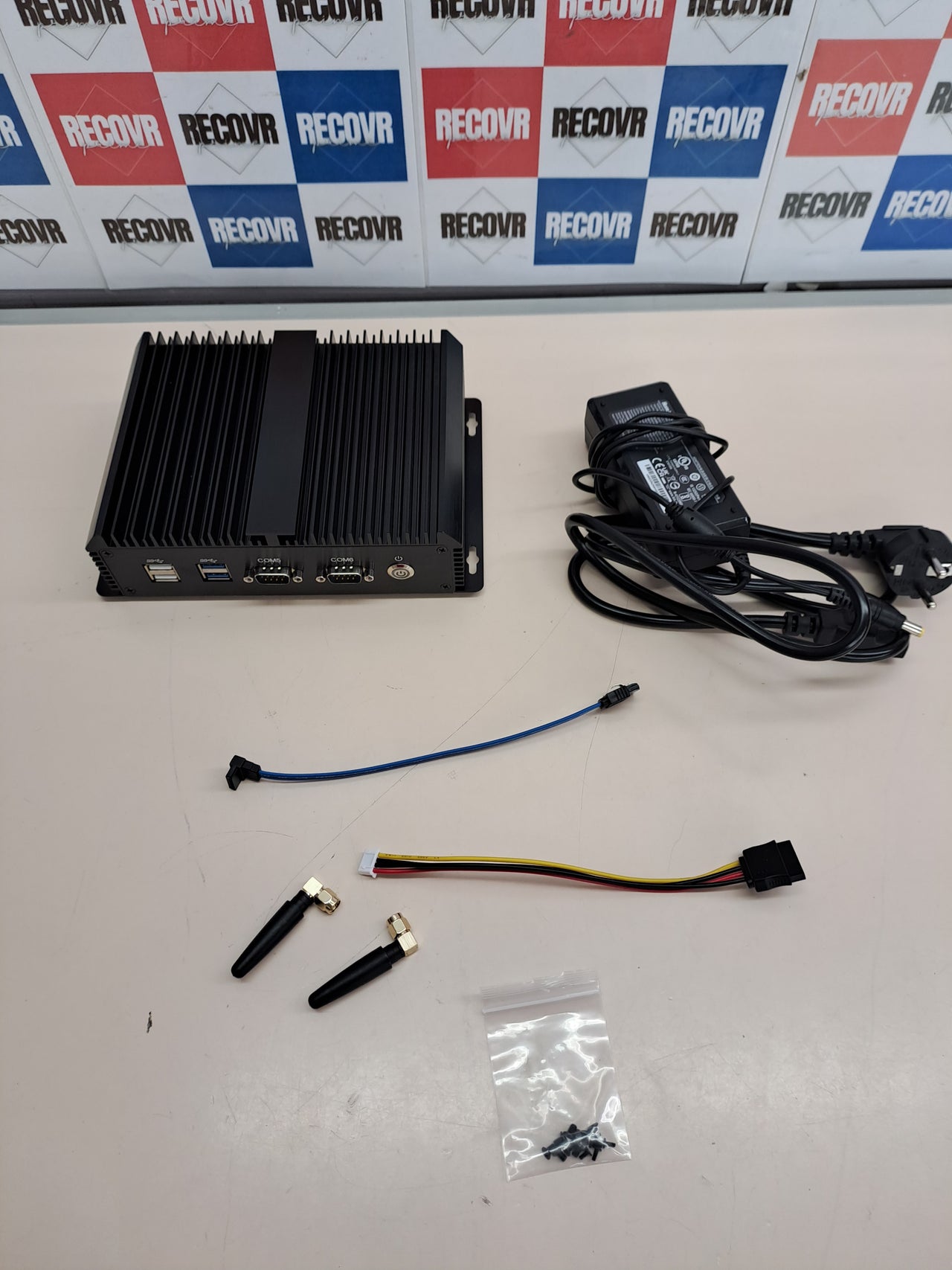 Mini PC industrial fanless i7 16GB 512GB Windows 10 Pro silencio
