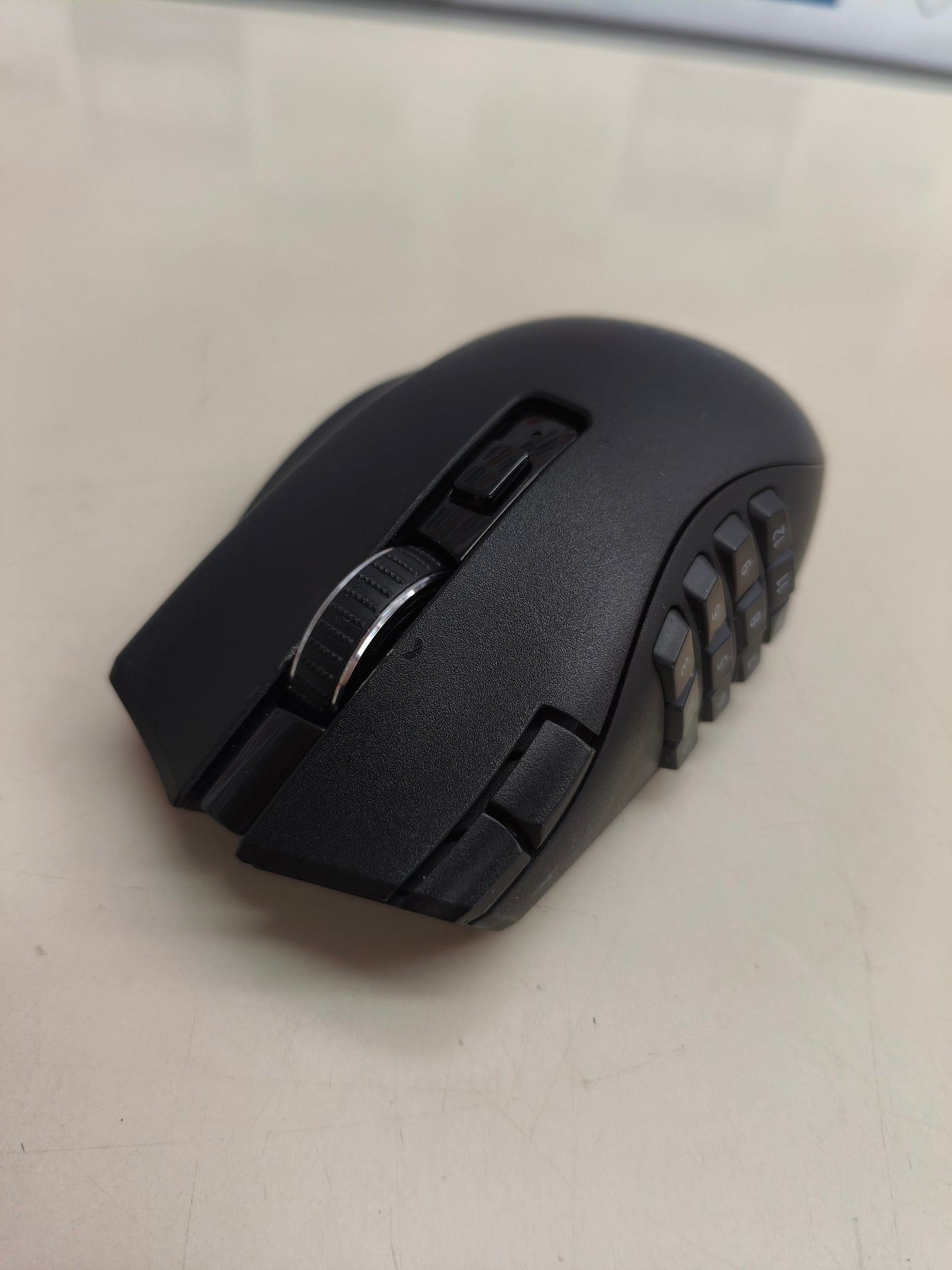 Ratón gaming inalámbrico para MMO.