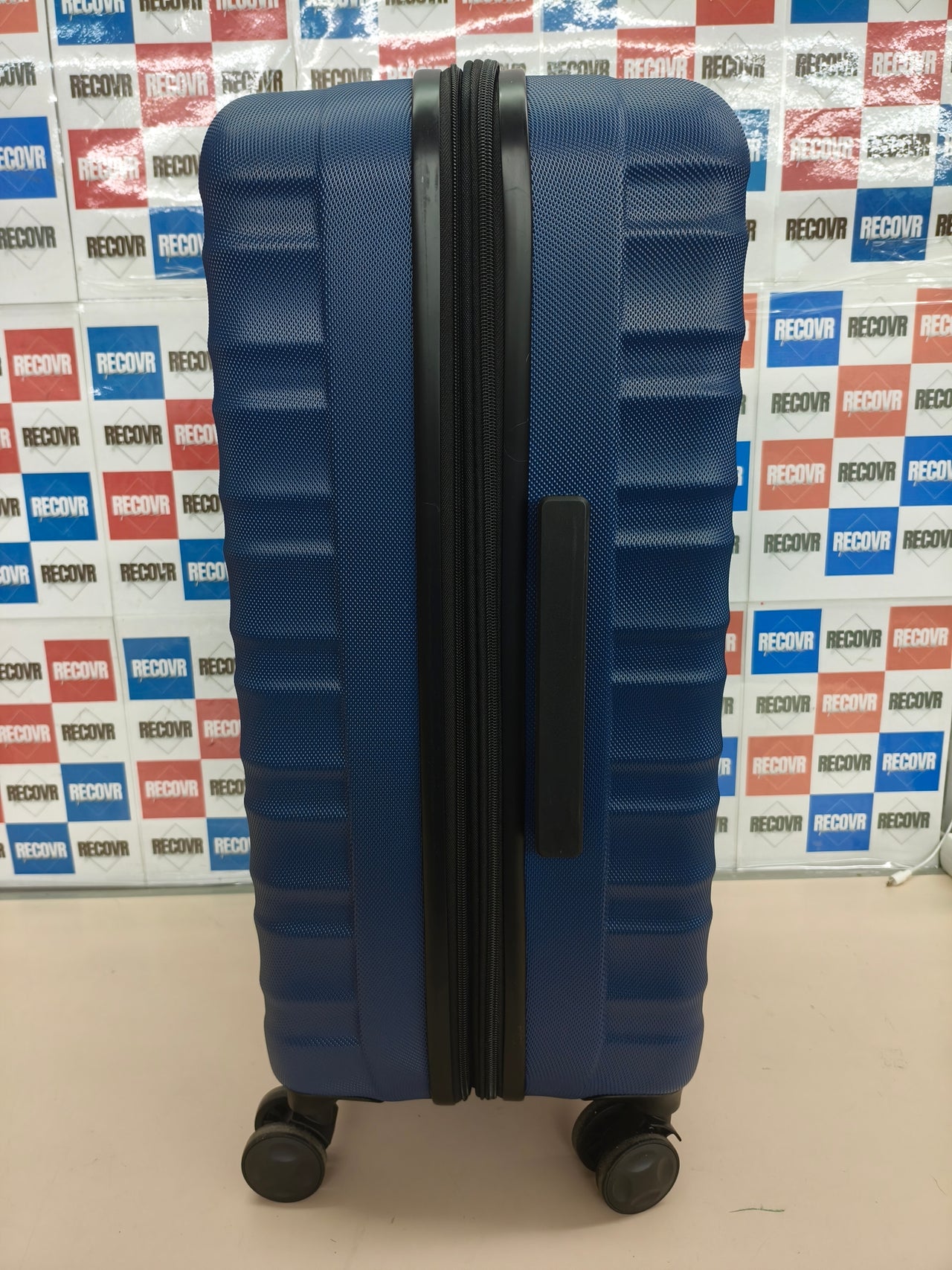 Maleta de viaje rígida de 68 cm.