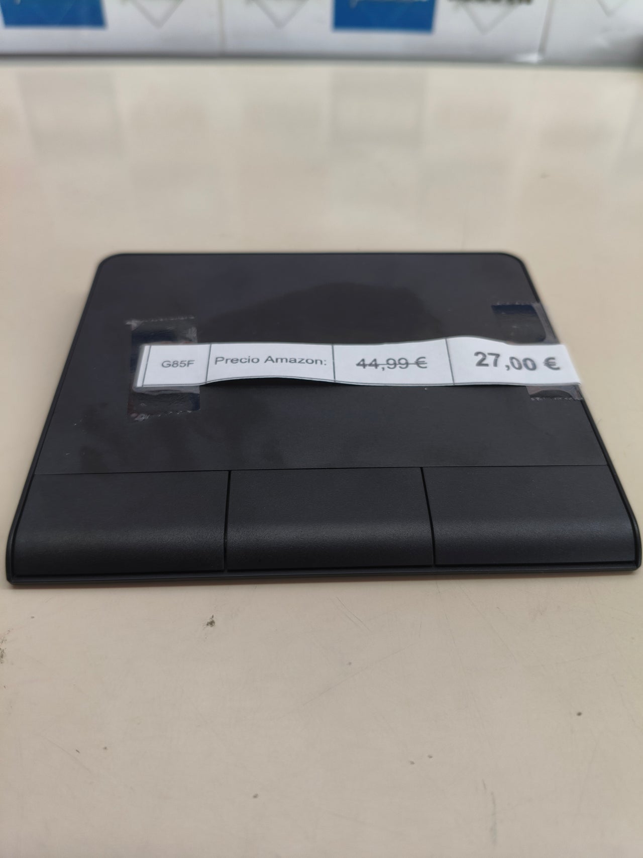 Panel táctil inalámbrico recargable para controlar el ordenador.