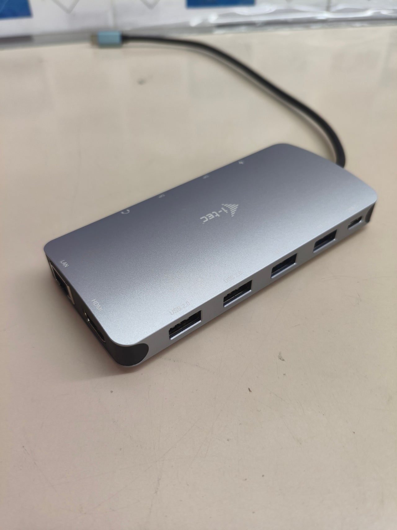 Dock USB-C para portátil con soporte para 3 pantallas
