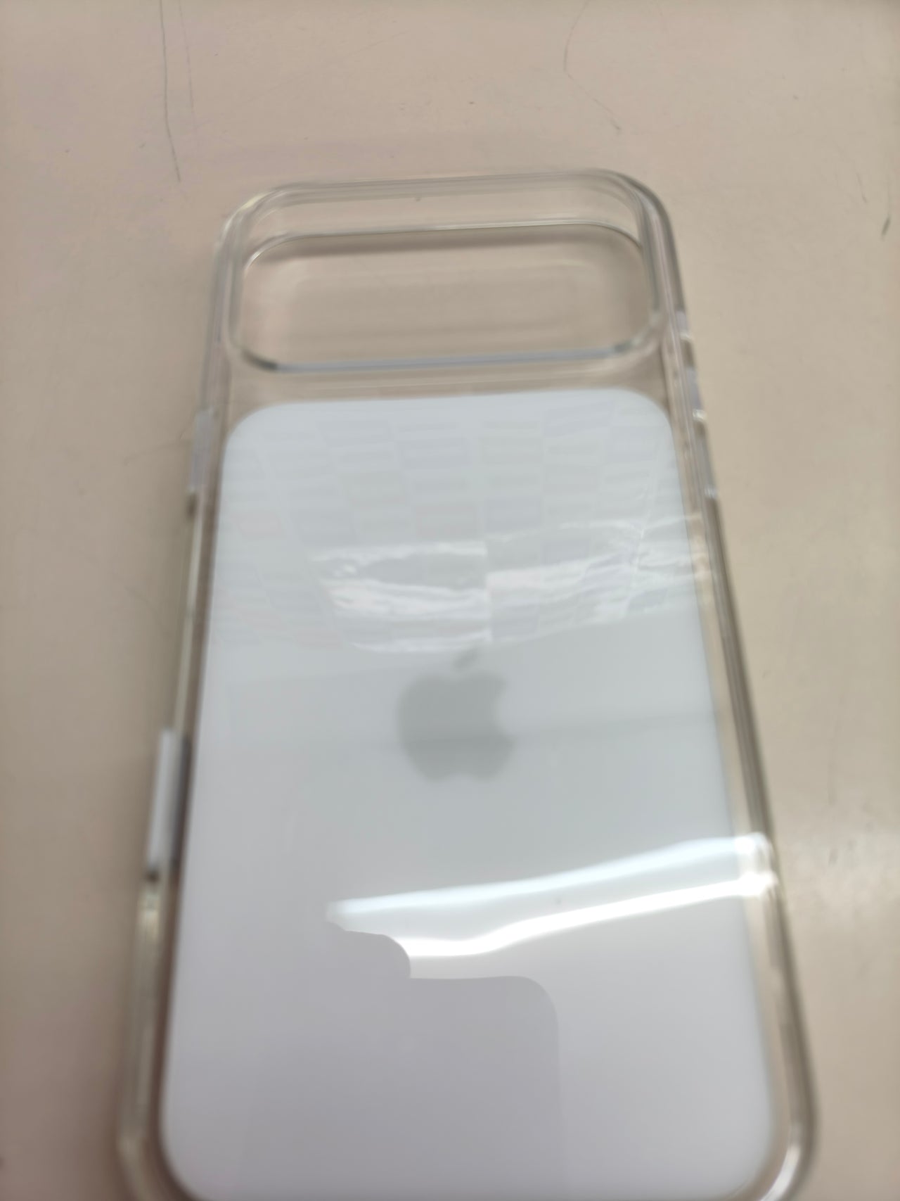Funda transparente Apple con MagSafe para iPhone 17 Pro Max.