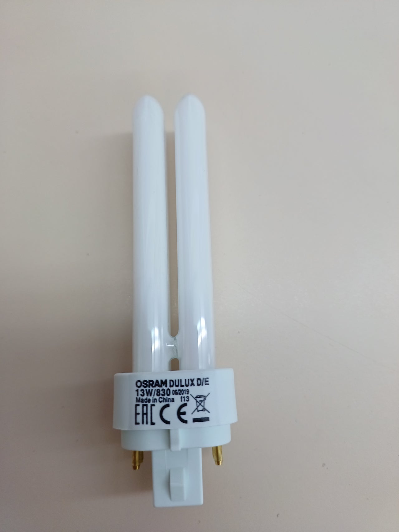 Lámpara LED 6 vatios para casquillo G24Q-1, , 600 lúmenes, blanco cálido (3000K) OSRAM DULUX D/E 13