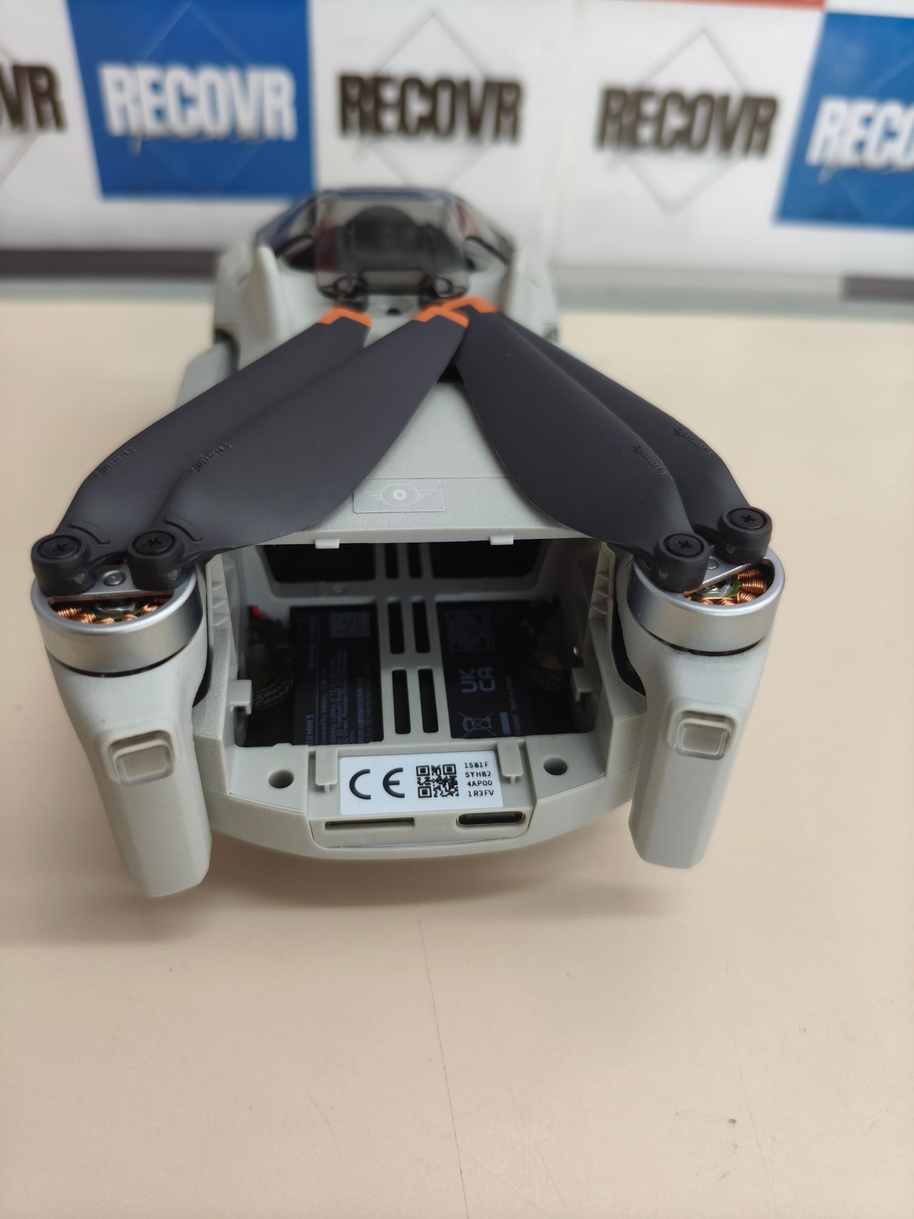 Dron DJI Mini 3 junto con su mando.