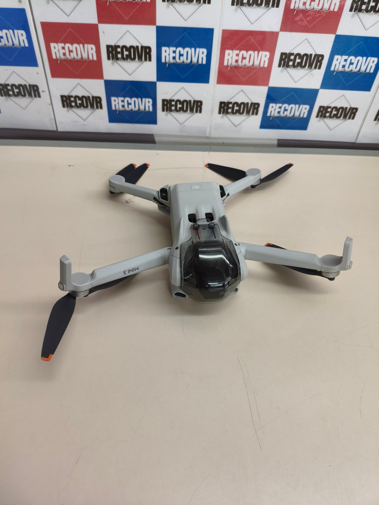 Dron DJI Mini 3 junto con su mando.