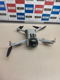 Dron DJI Mini 3 junto con su mando.