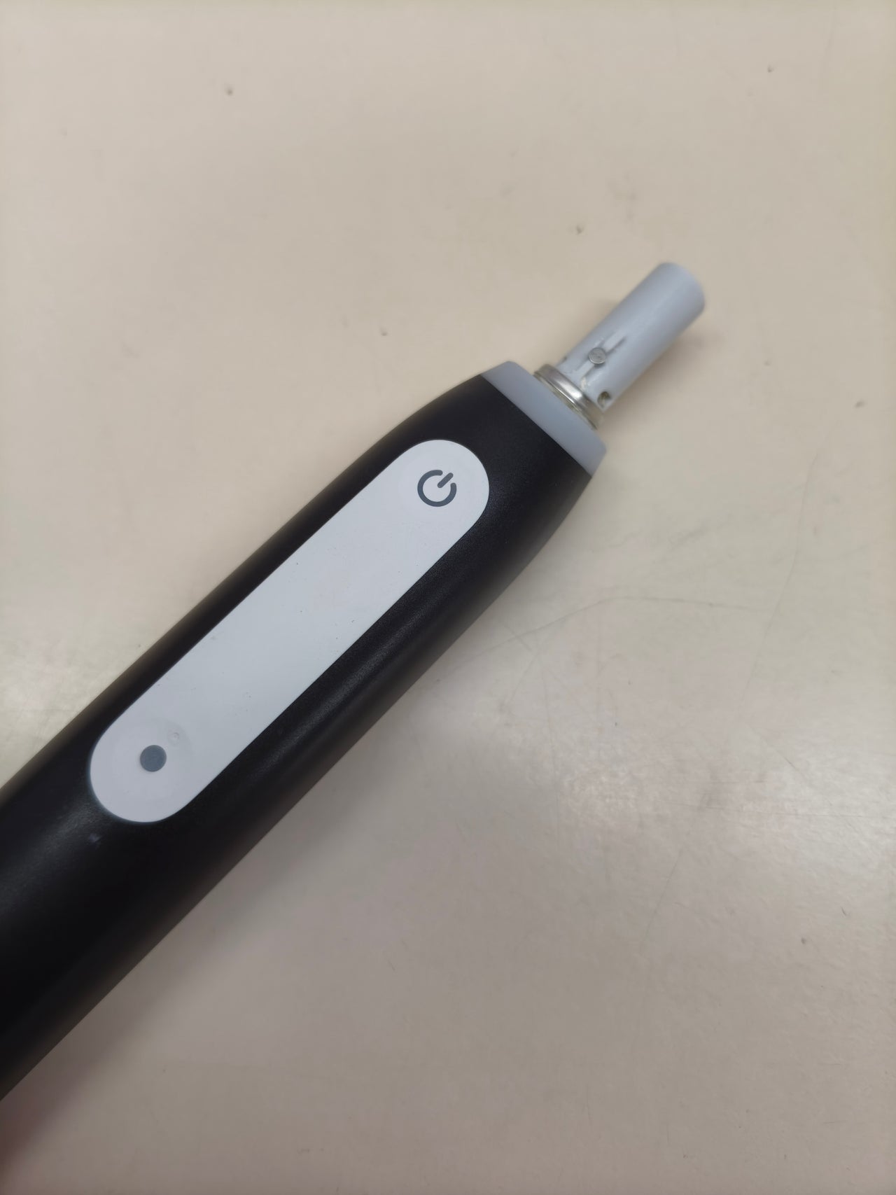 Cepillo eléctrico Oral-B iO 3 negro con 3 cabezales y sensor de presión