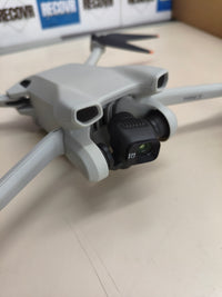 Dron DJI Mini 3 junto con su mando.