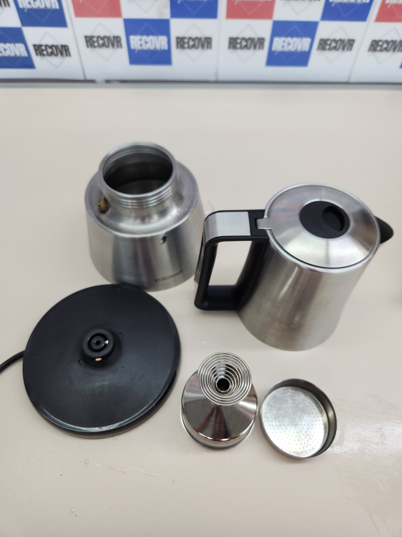Cafetera espresso eléctrica, 3-6 tazas, un filtro de acero inoxidable, Apagado automático, Indicador de nivel de agua, Interruptor encendido / apagado, 365 vatios, acero inoxidable Cloer 5928