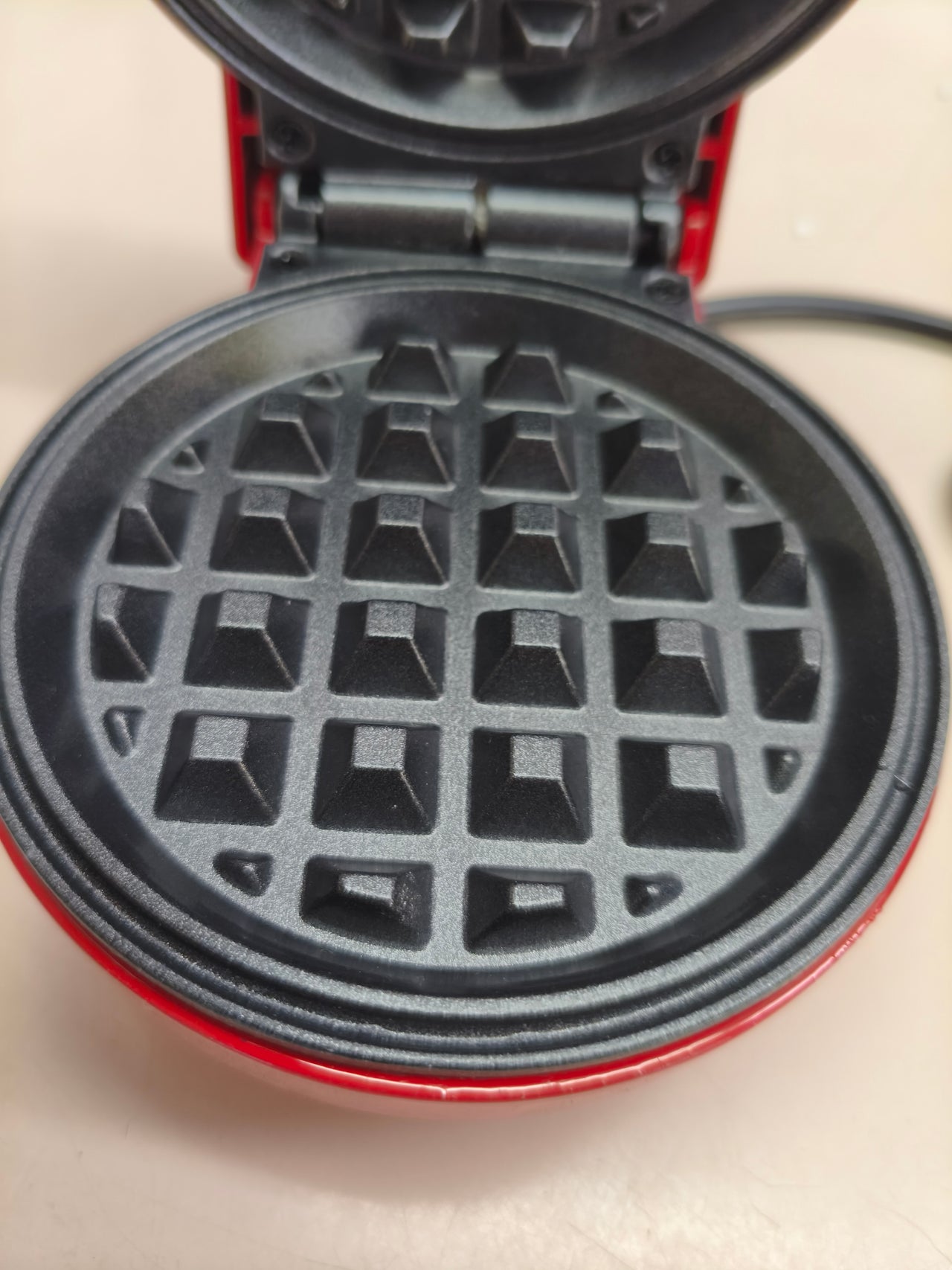 Mini gofrera de 550 W con placas antiadherentes.