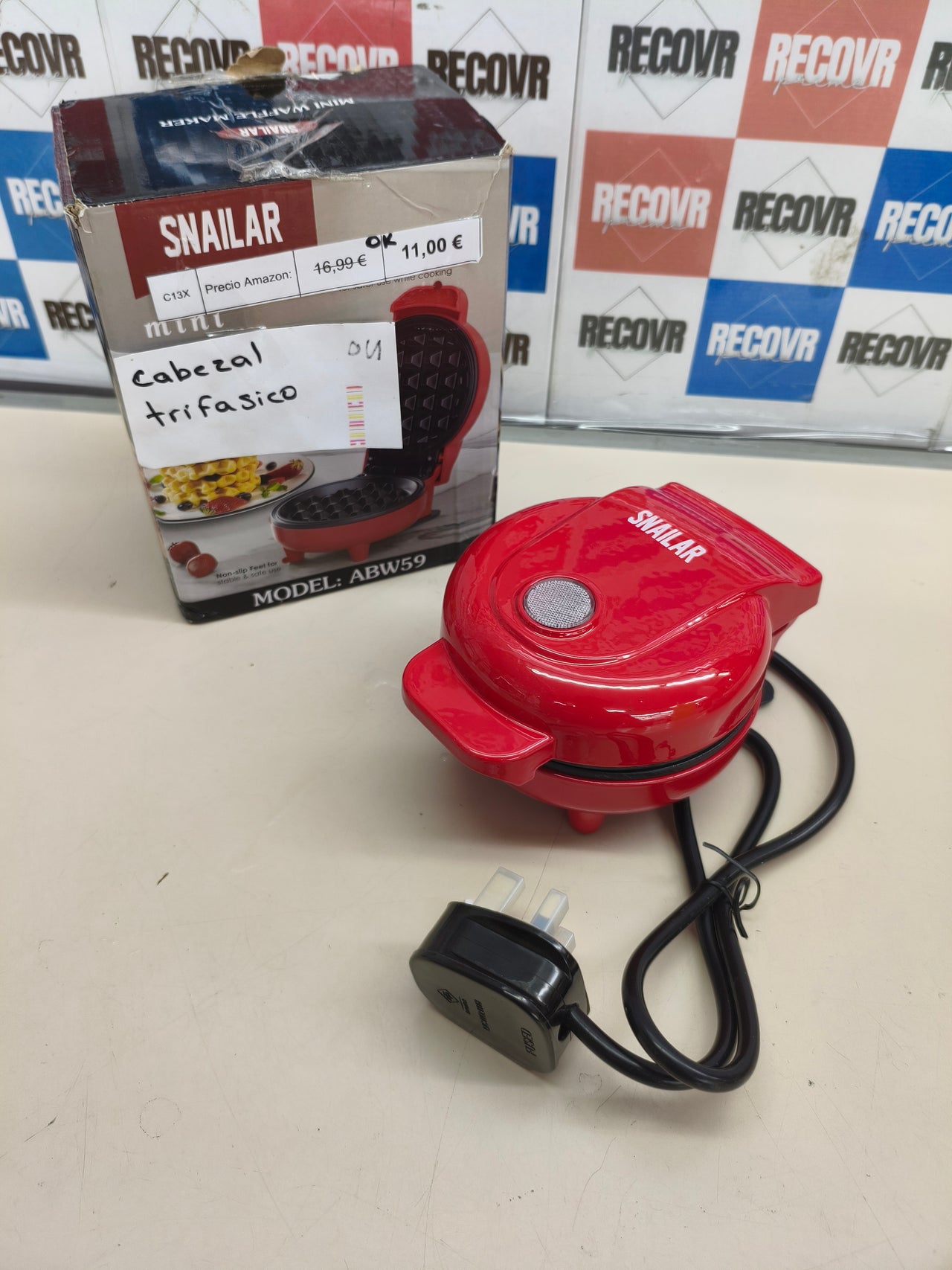 Mini gofrera de 550 W con placas antiadherentes.