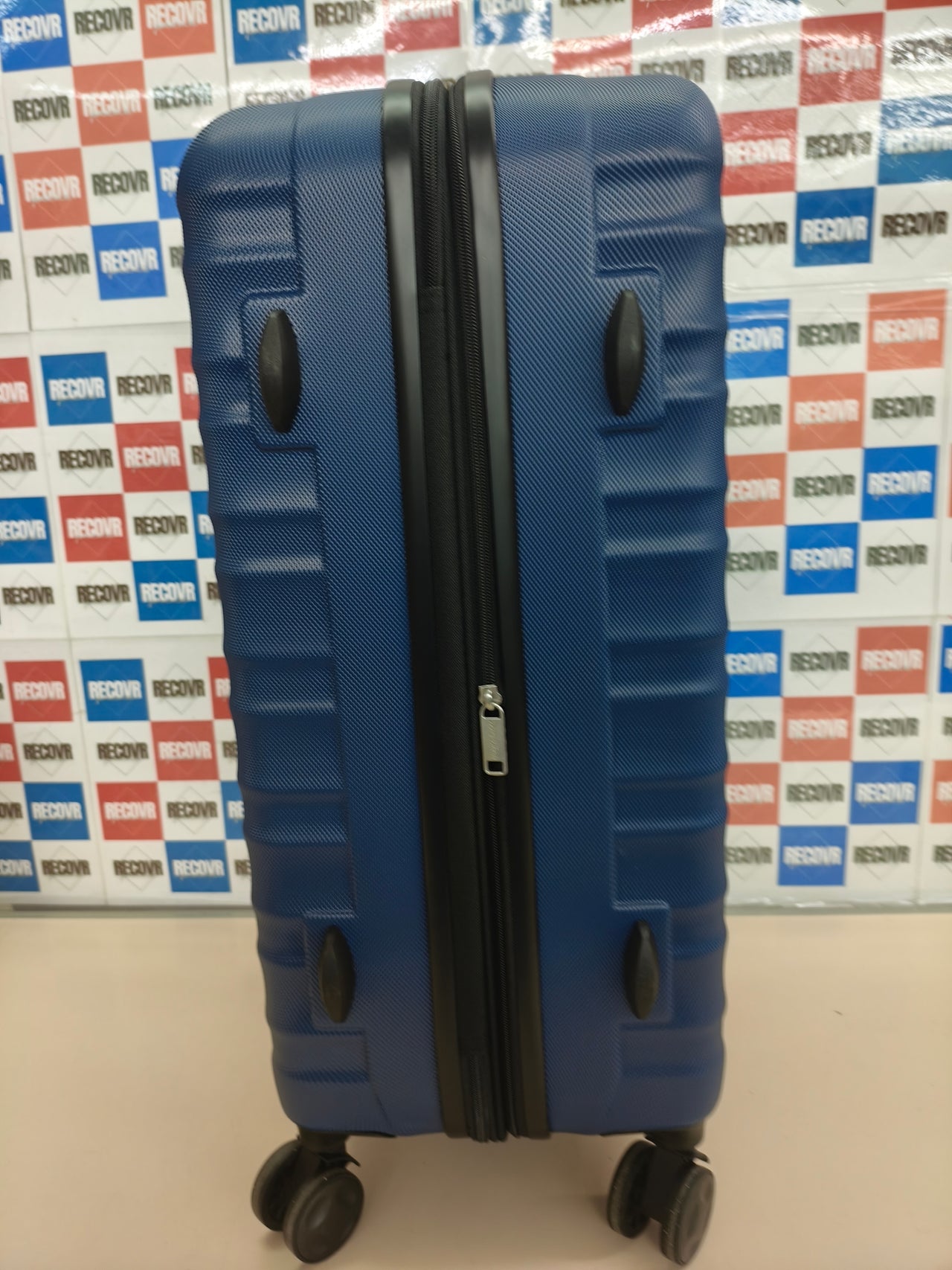 Maleta de viaje rígida de 68 cm.
