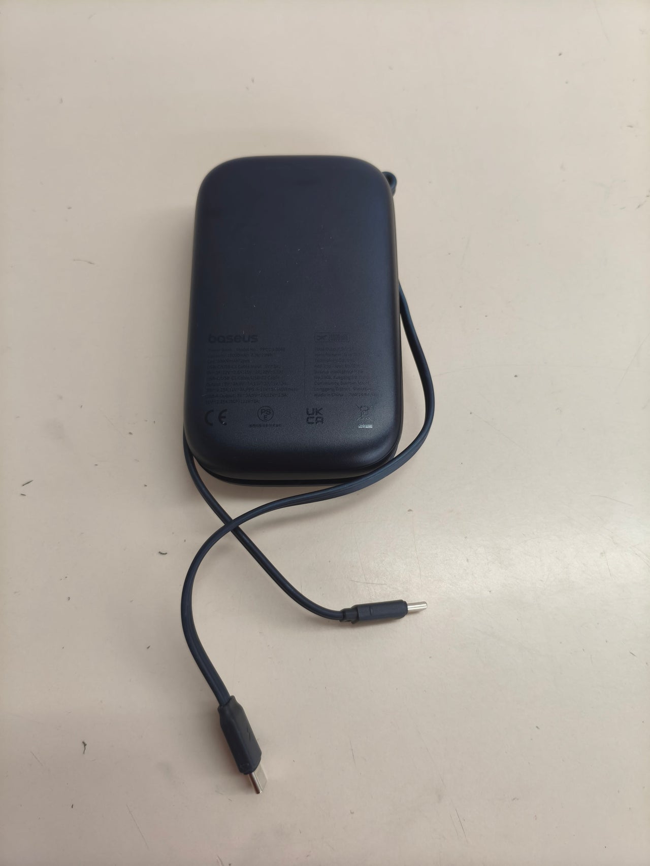 Baseus Powerbank 20.000 mAh, 45 W, con 2 cables USB-C integrados, negro.