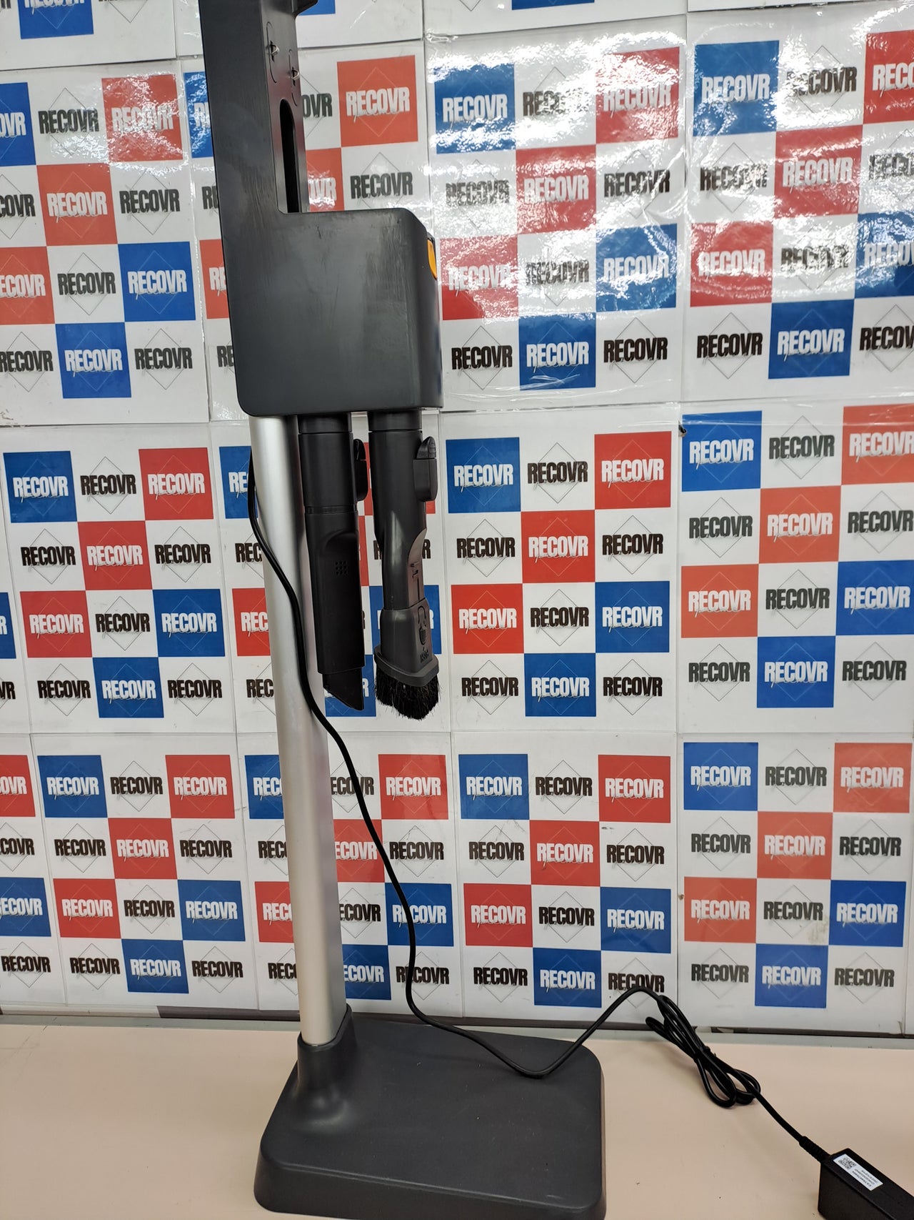 Aspirador escoba Kompressor con doble batería y 200W de succión