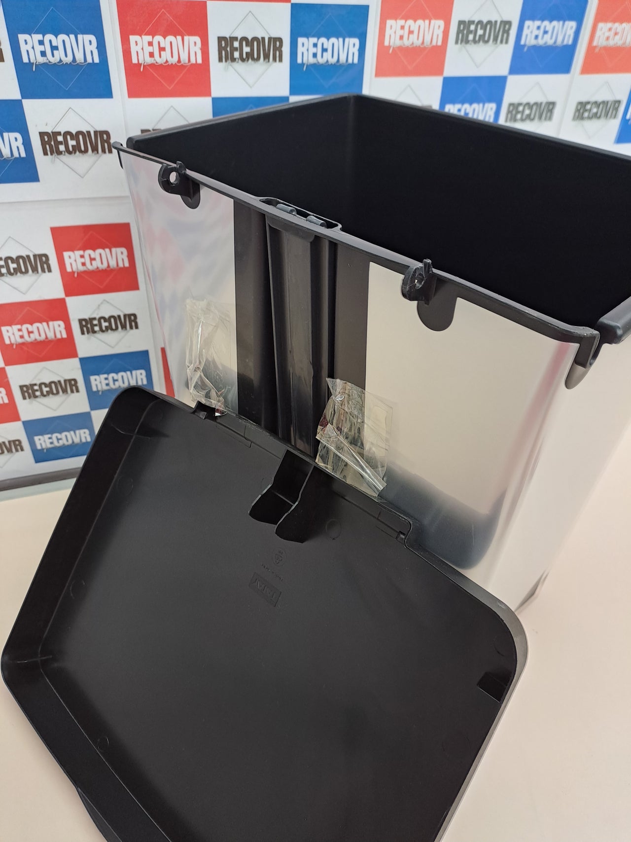 Cubo basura 21L pedal plástico BPA gris Tatay