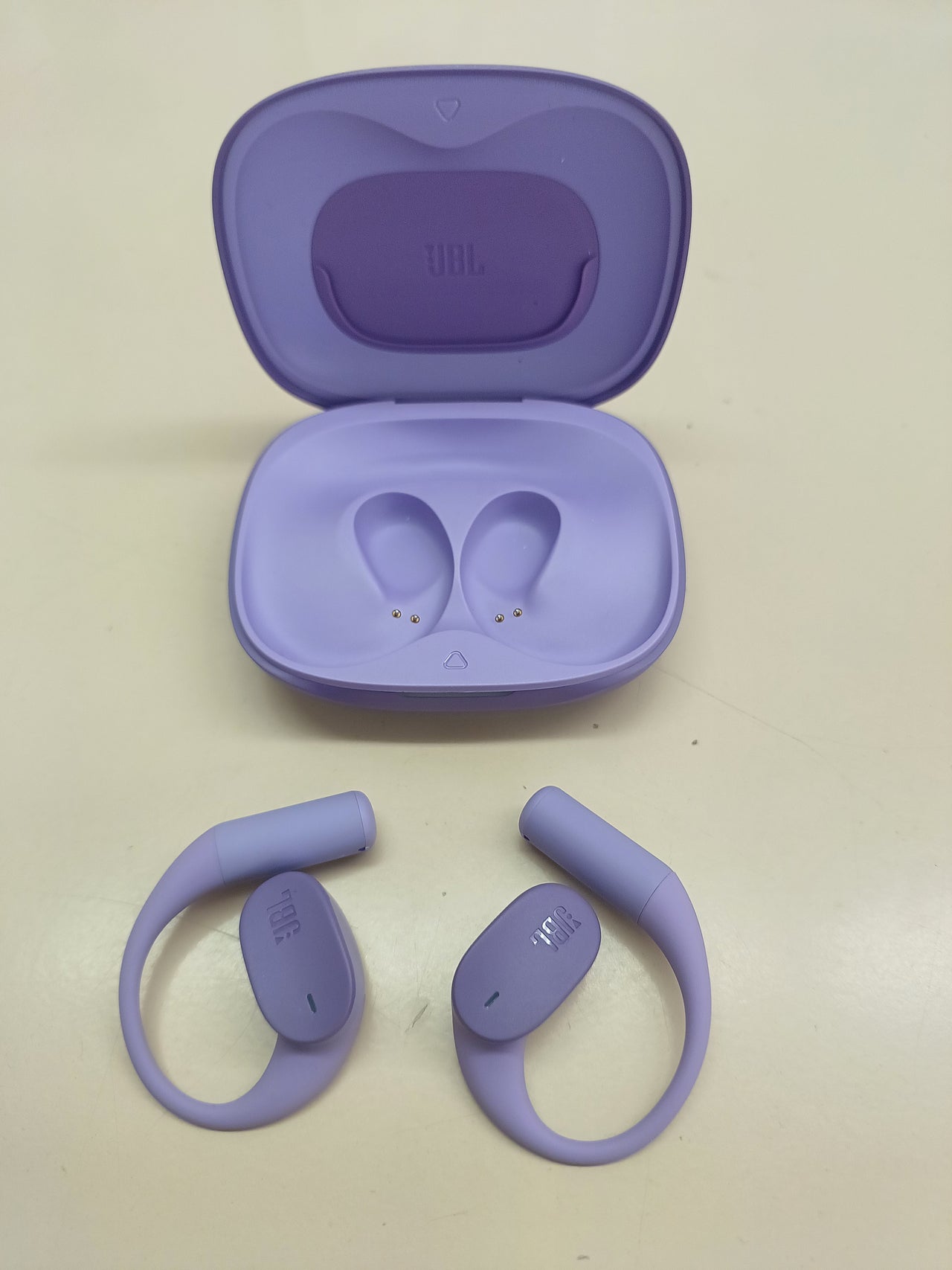 Auriculares inalámbricos abiertos JBL Sense Lite violeta con gancho para oreja