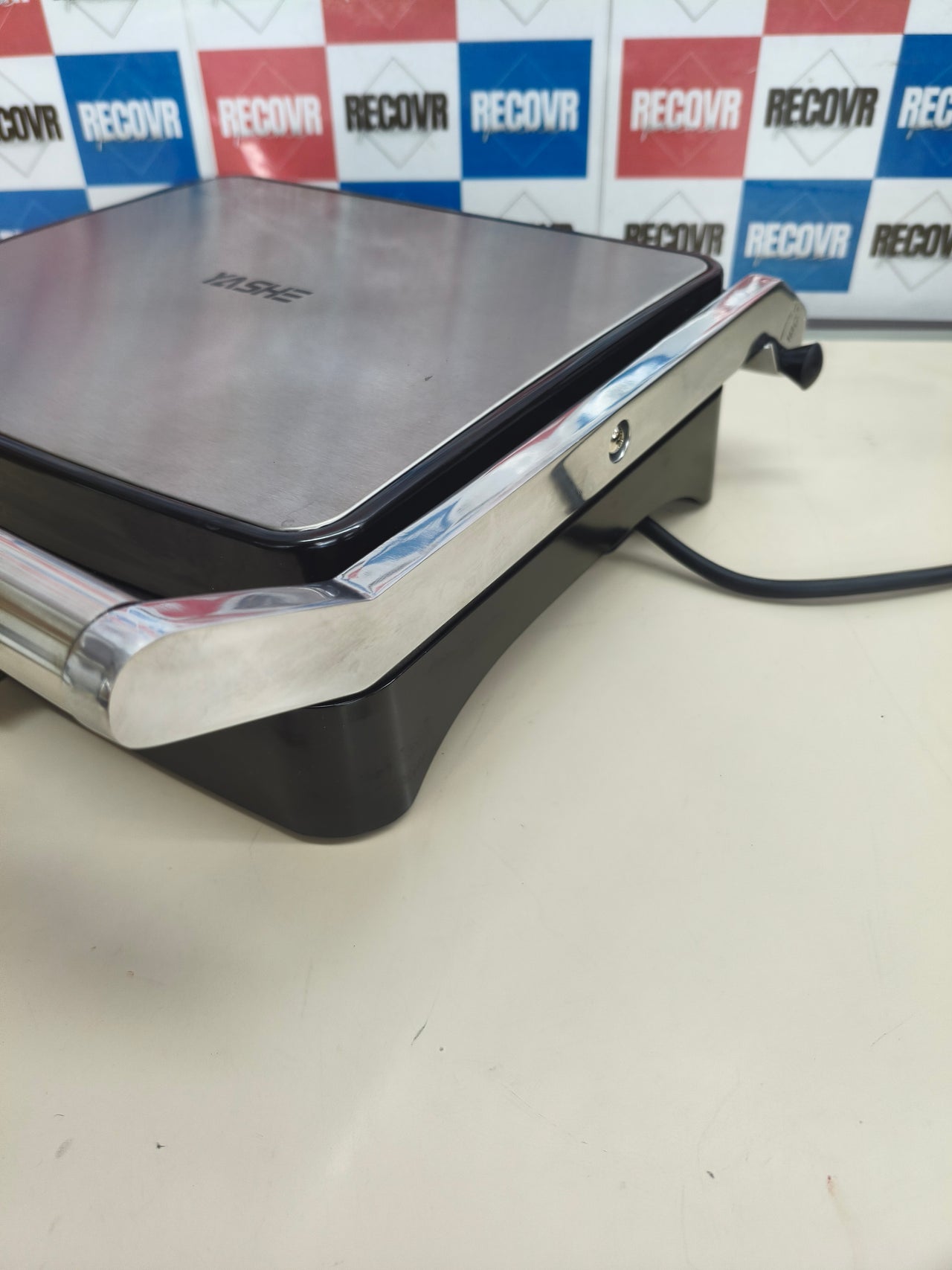 Sandwichera grill YASHE 2000W con apertura 180°