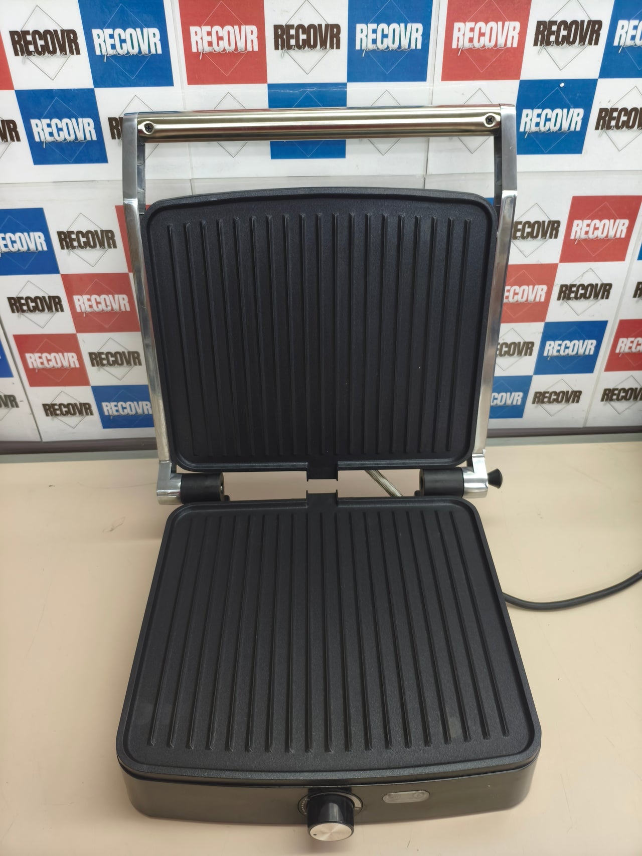 Sandwichera grill YASHE 2000W con apertura 180°