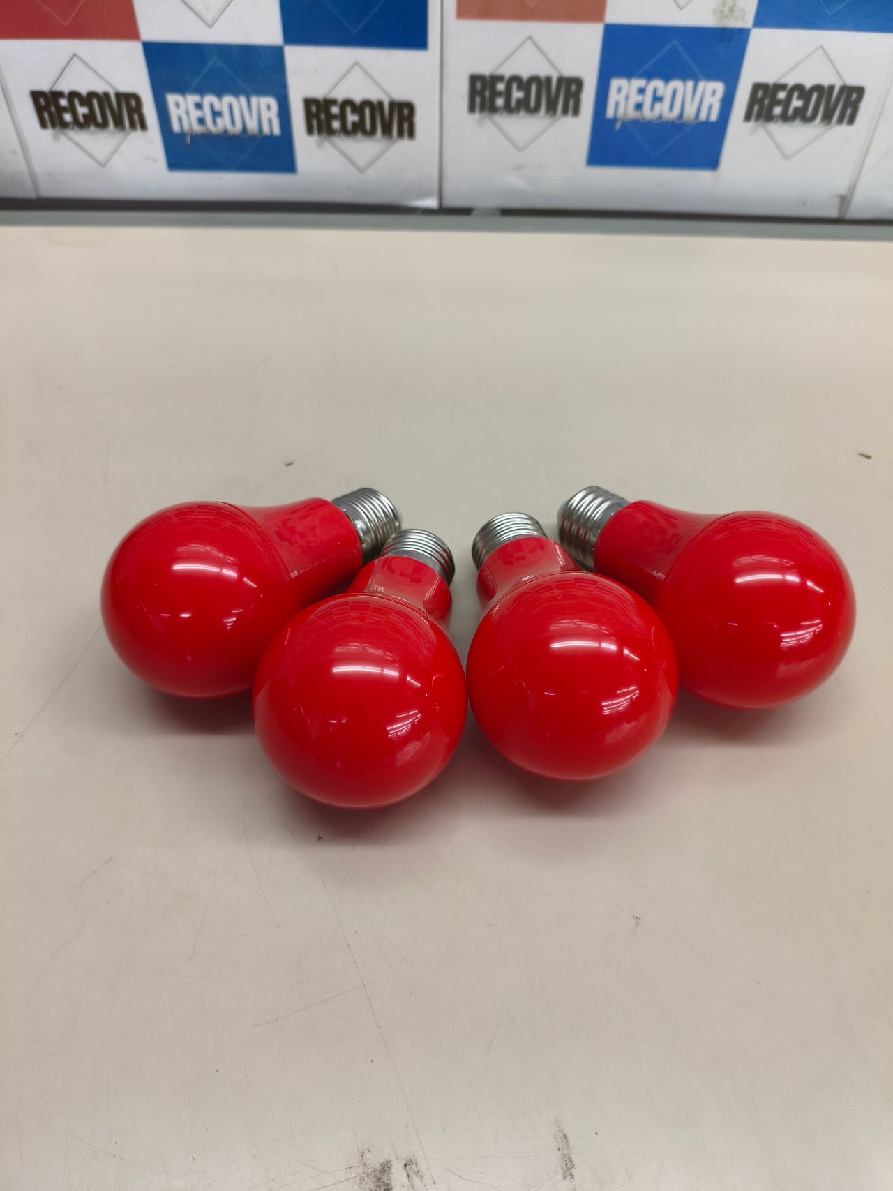 Pack de 4 bombillas LED E27 de colores para decoración y fiestas.