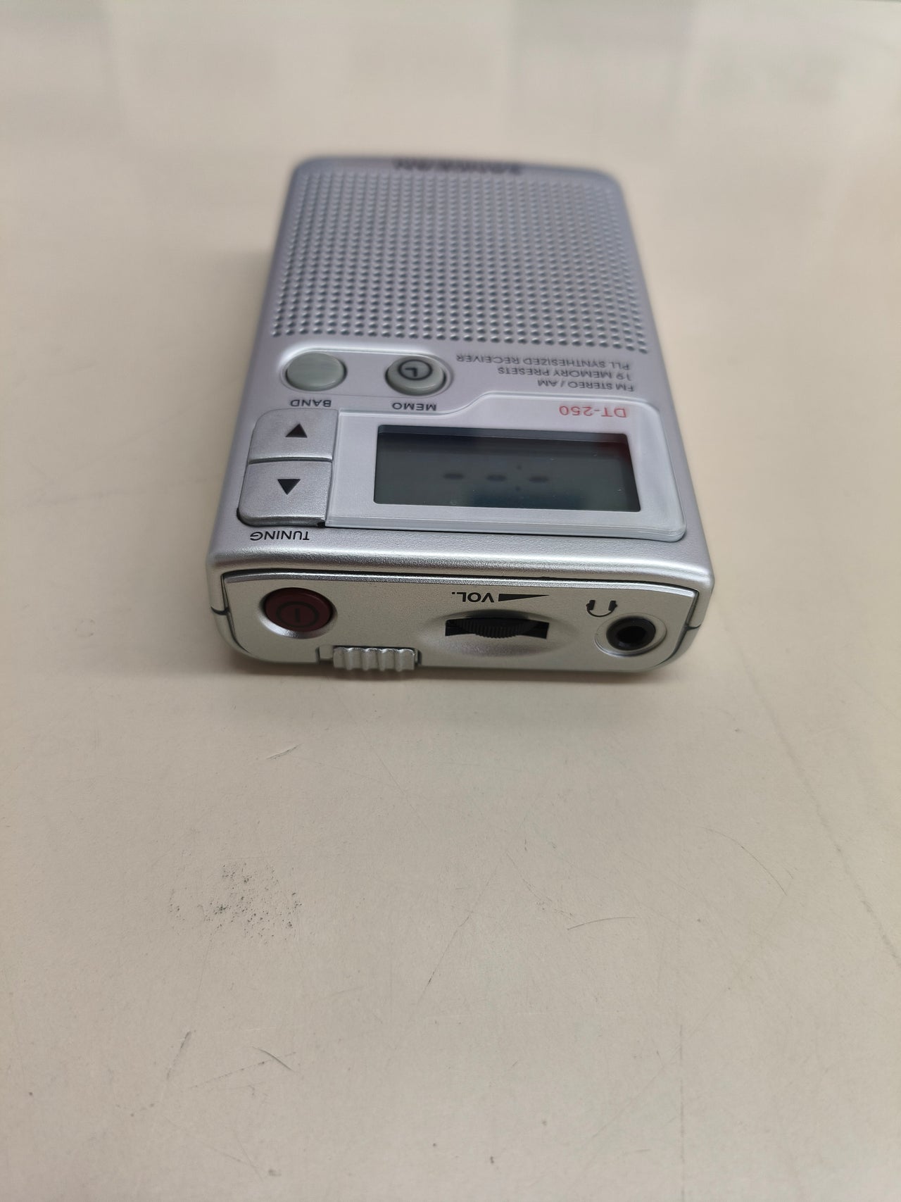 Radio portátil Sangean DT-250 digital AM/FM plateada