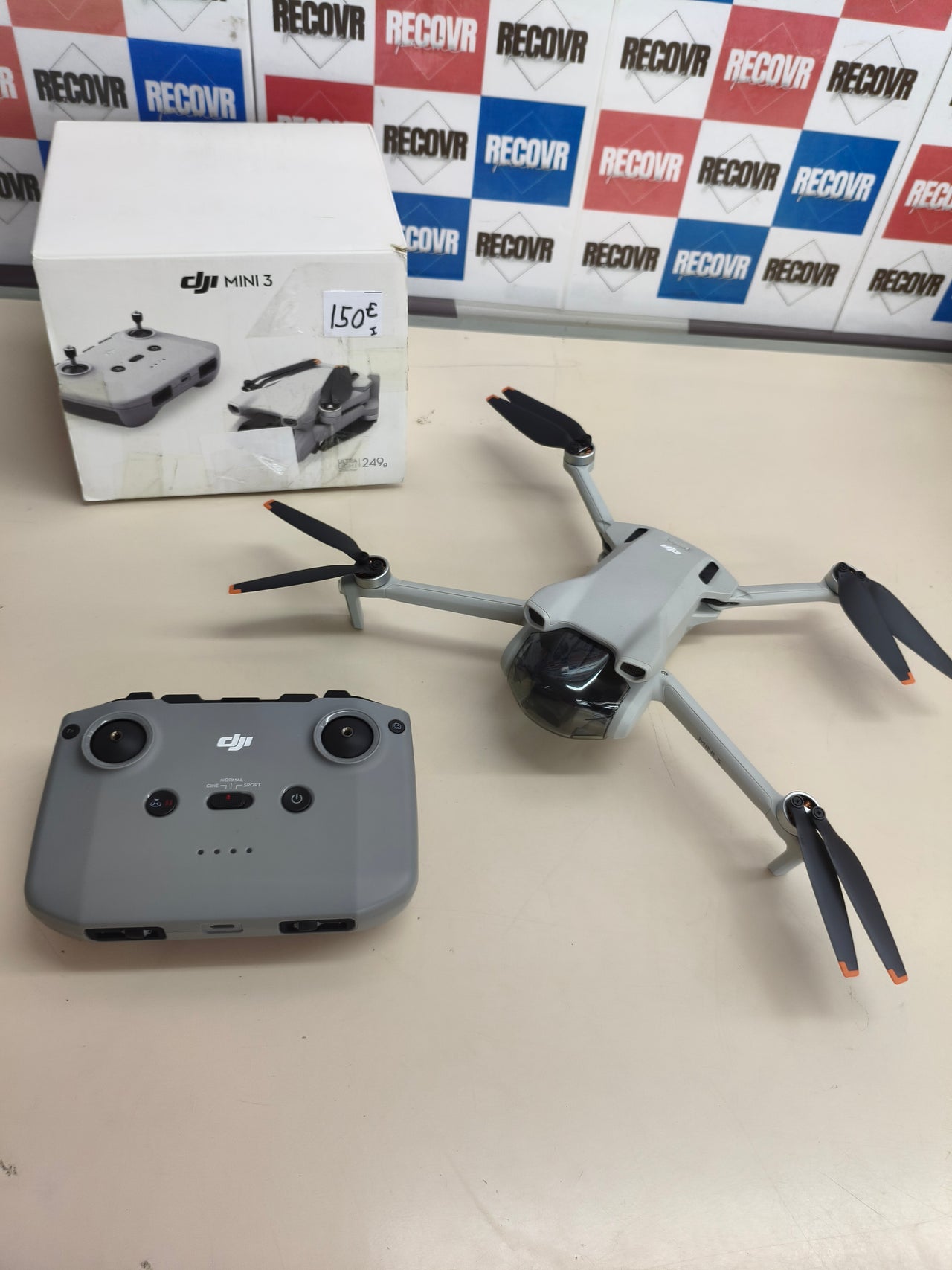 Dron DJI Mini 3 junto con su mando.