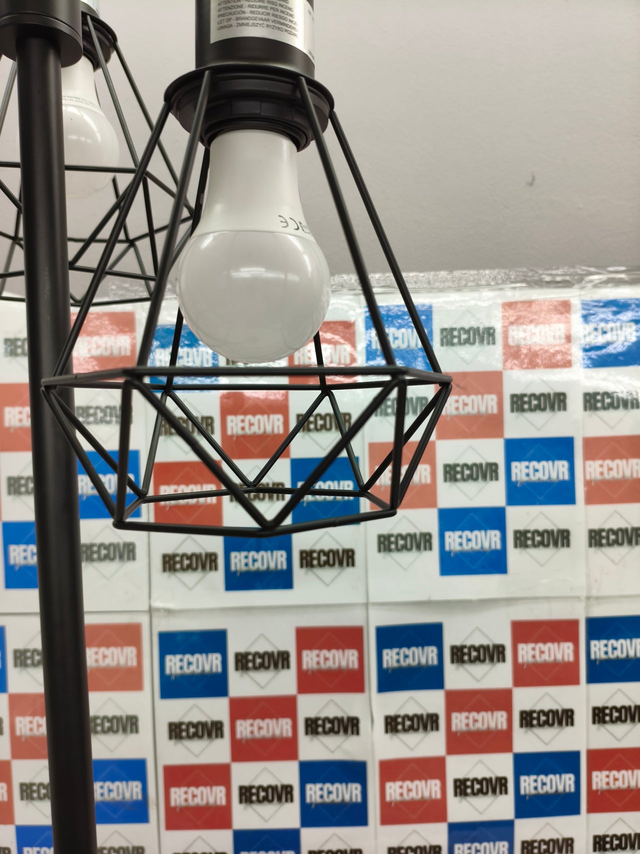 Lámpara de pie LED regulable EDISHINE con 3 luces E27 diseño industrial negro