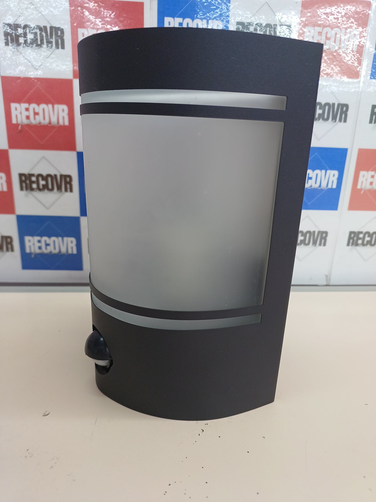 Aplique exterior con sensor movimiento IP44 – Eglo