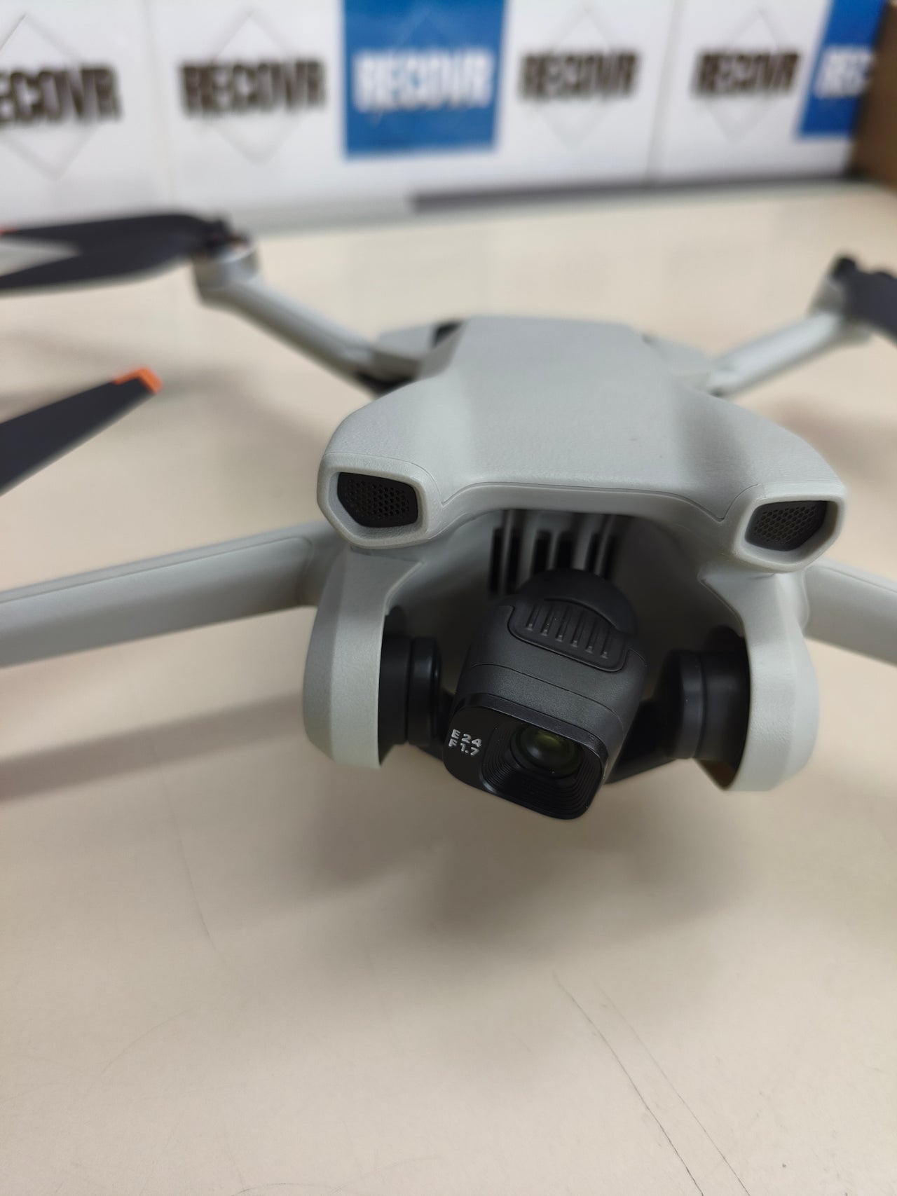 Dron DJI Mini 3 junto con su mando.