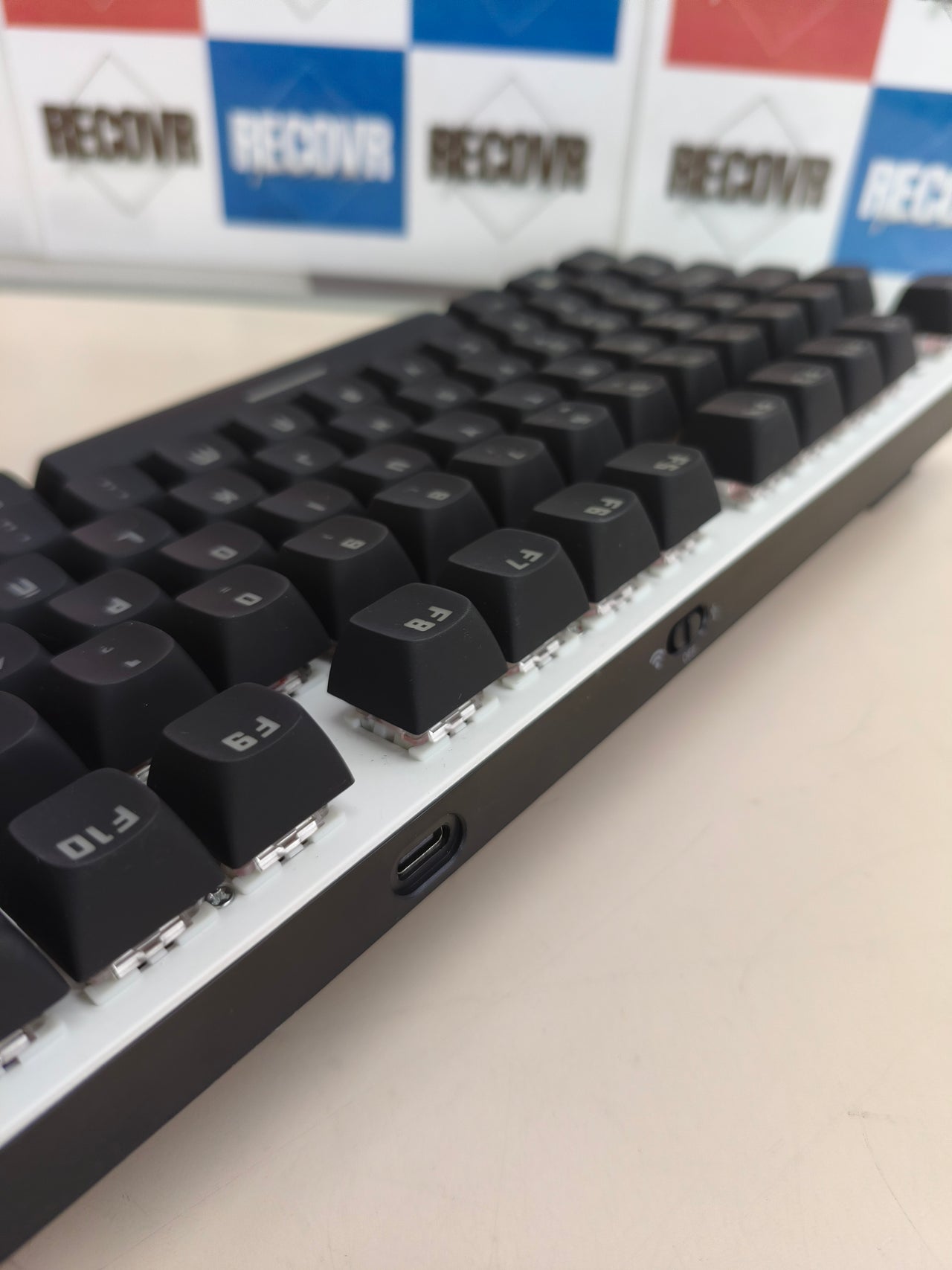 Teclado Gaming mecánico RGB 18 Efectos KROM Kernel Pro