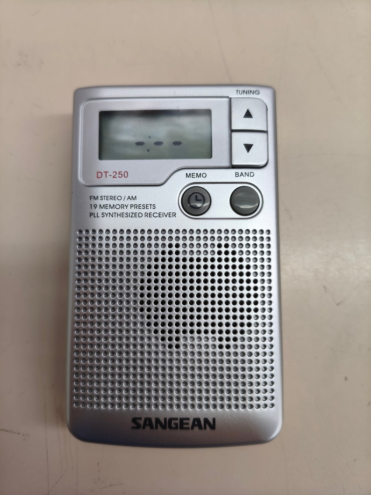 Radio portátil Sangean DT-250 digital AM/FM plateada
