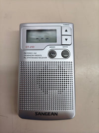 Radio portátil Sangean DT-250 digital AM/FM plateada
