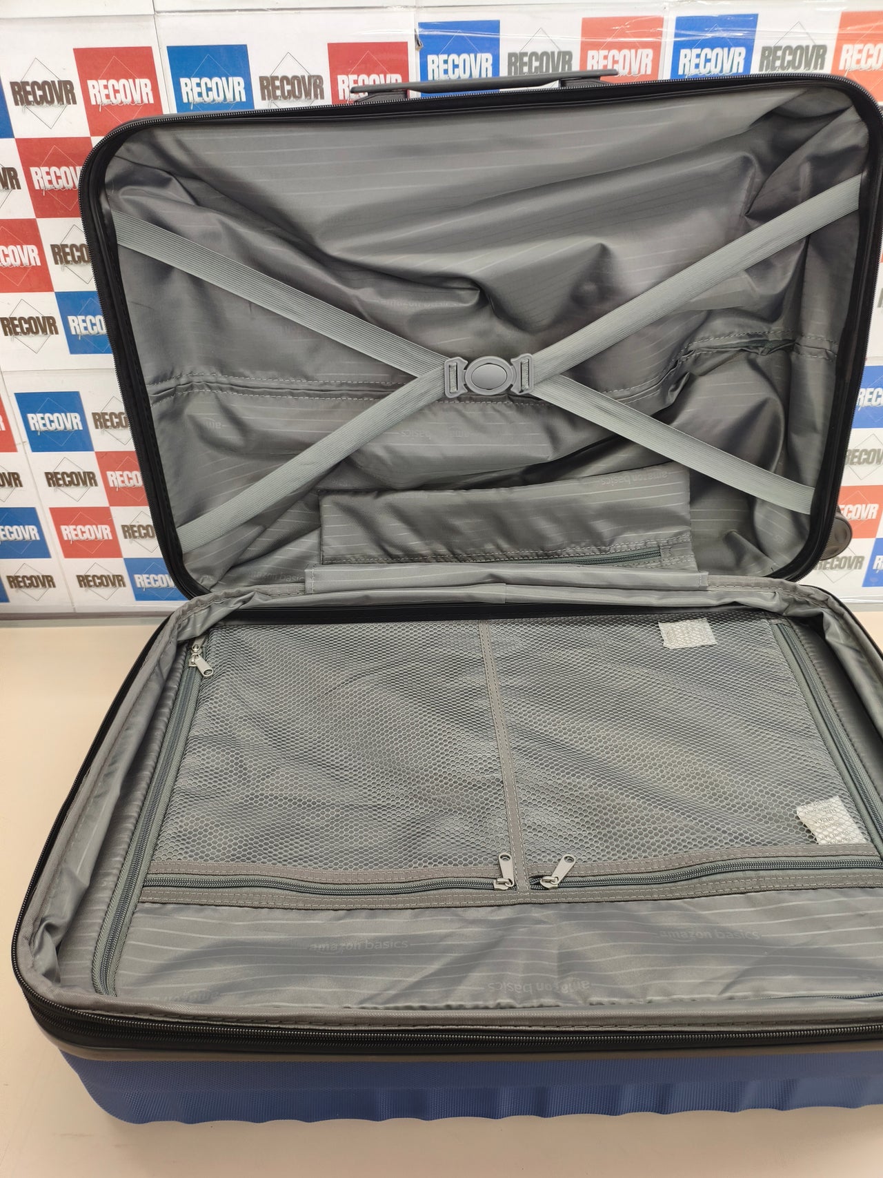 Maleta de viaje rígida de 68 cm.