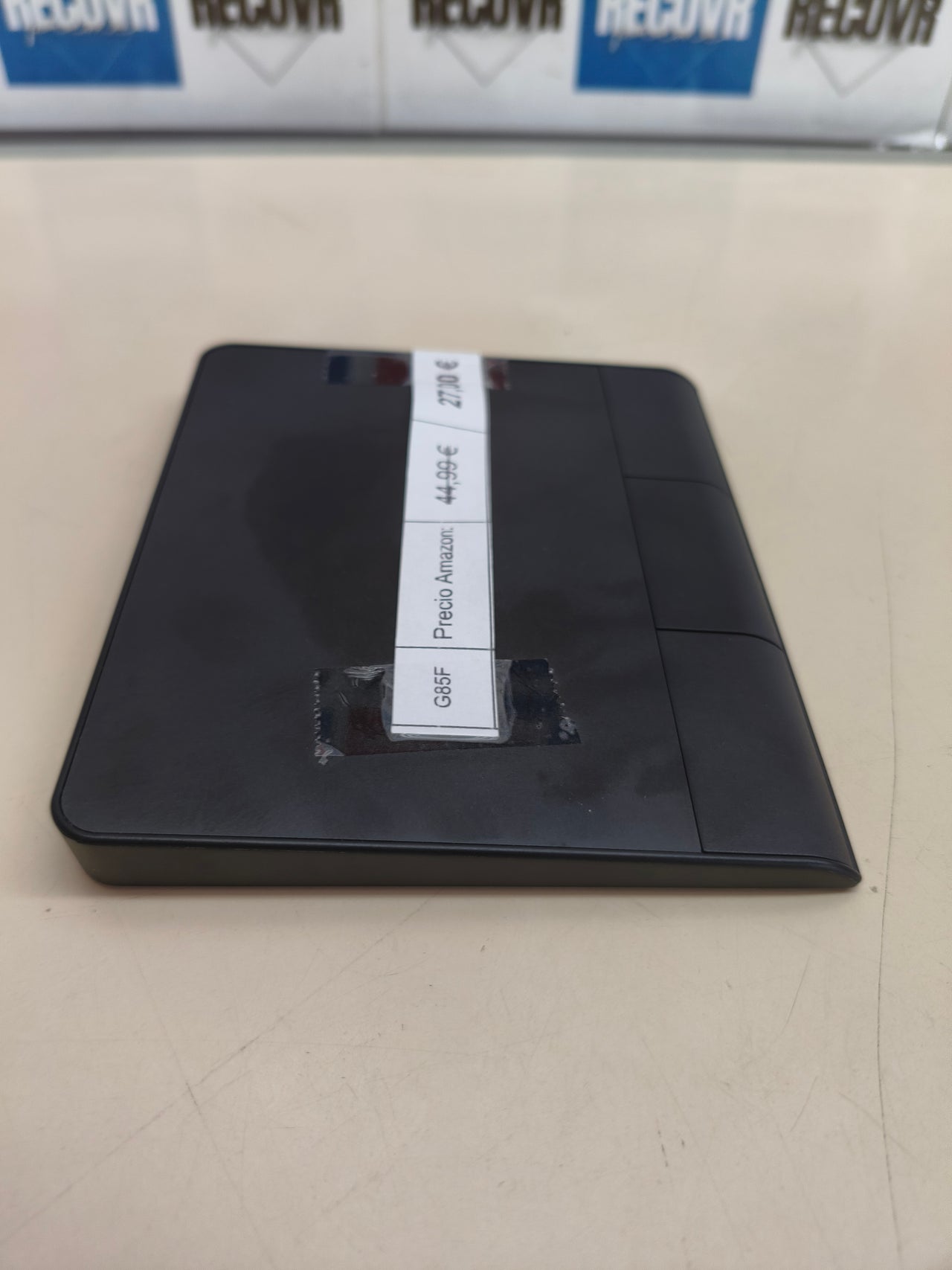 Panel táctil inalámbrico recargable para controlar el ordenador.