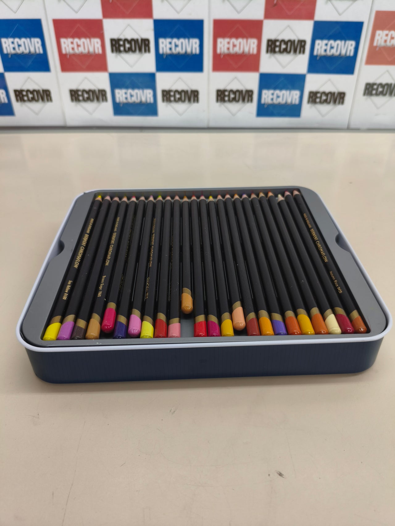 Estuche de 72 lápices de color Derwent Chromaflow calidad profesional