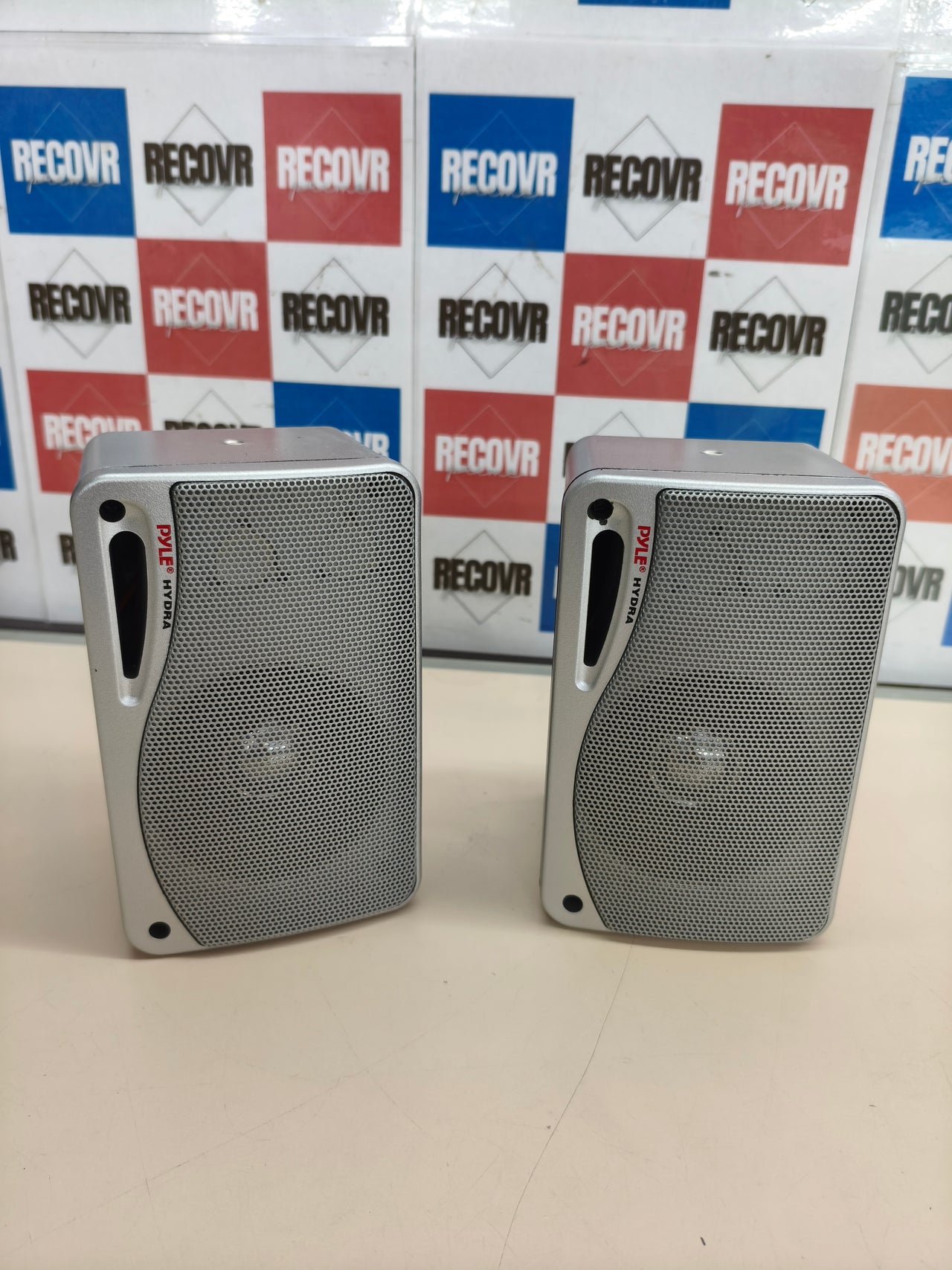 Altavoz exterior compacto de 3,5 pulgadas, resistente al agua.