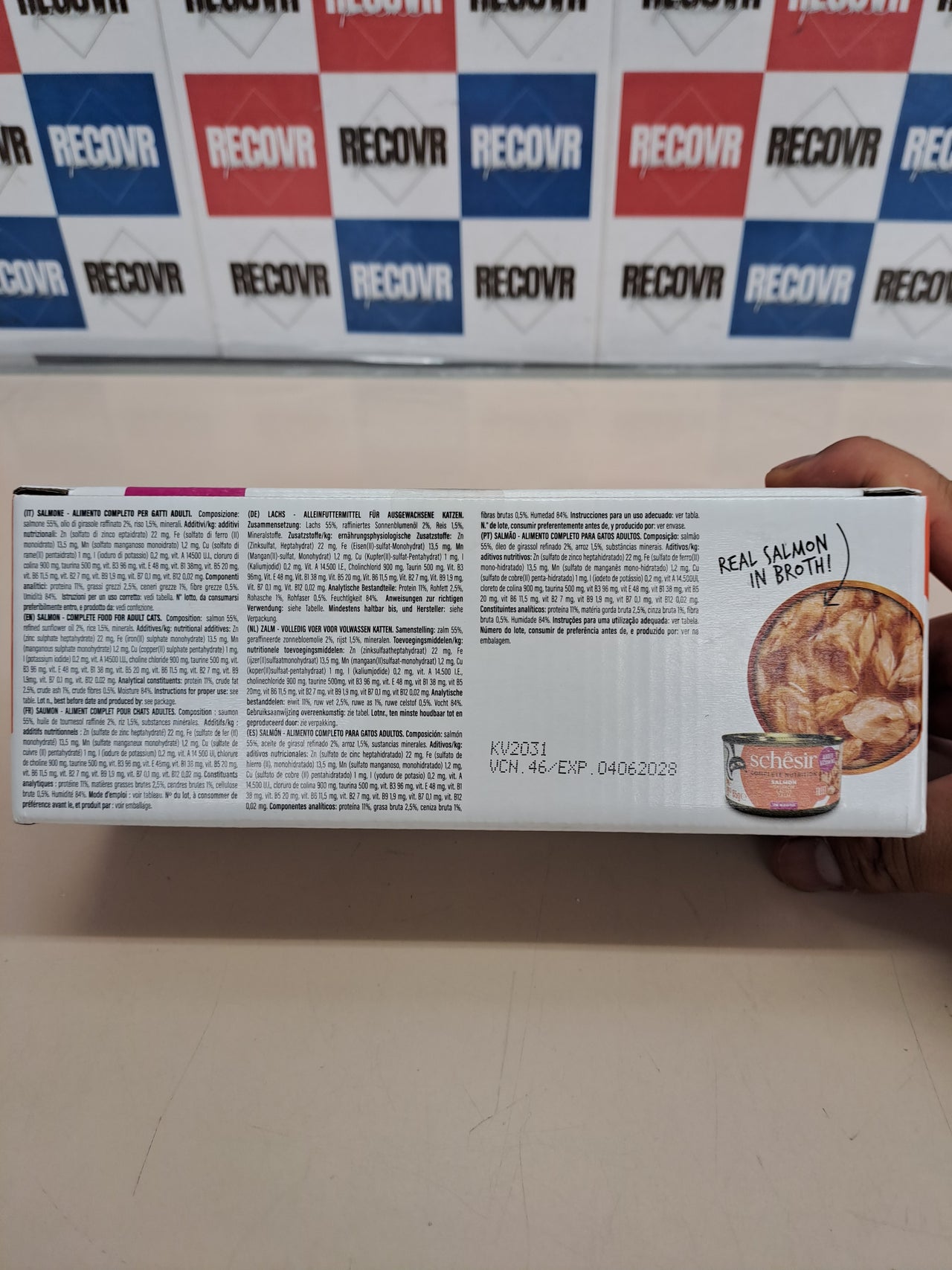 Comida húmeda completa para gatos con salmón en caldo (6 latas de 85 g).