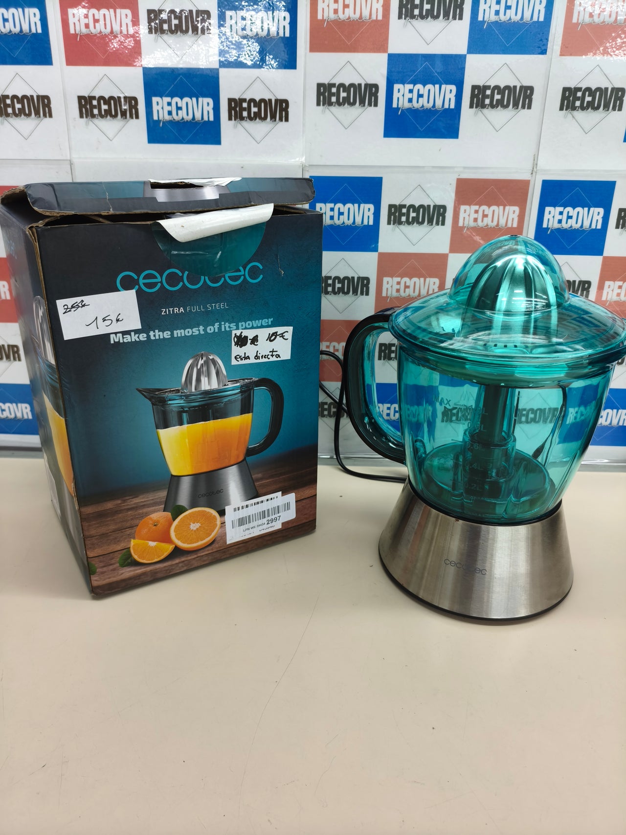 Exprimidor eléctrico de 60 W con 2 conos.