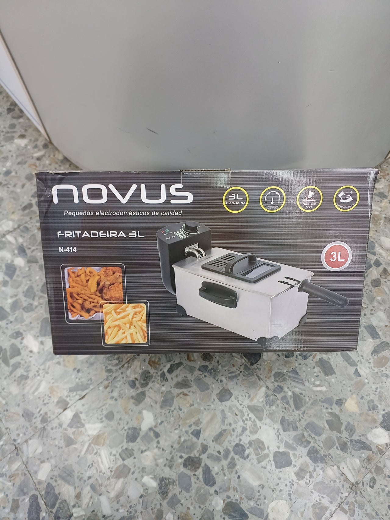 Freidora para aceite Novus, 3L de capacidad, control de temperatura, fácil de limpiar, N-414
