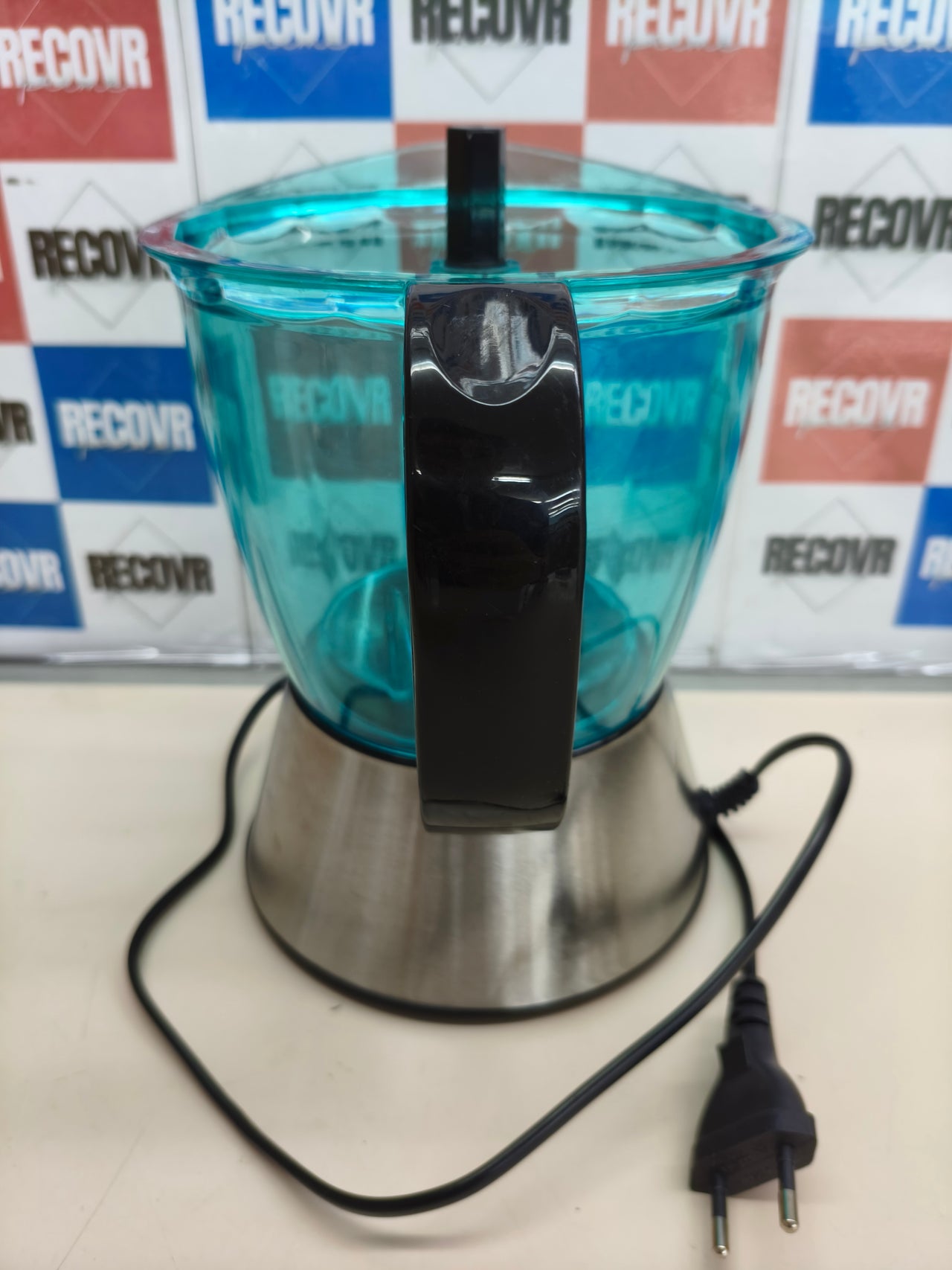 Exprimidor eléctrico de 60 W con 2 conos.