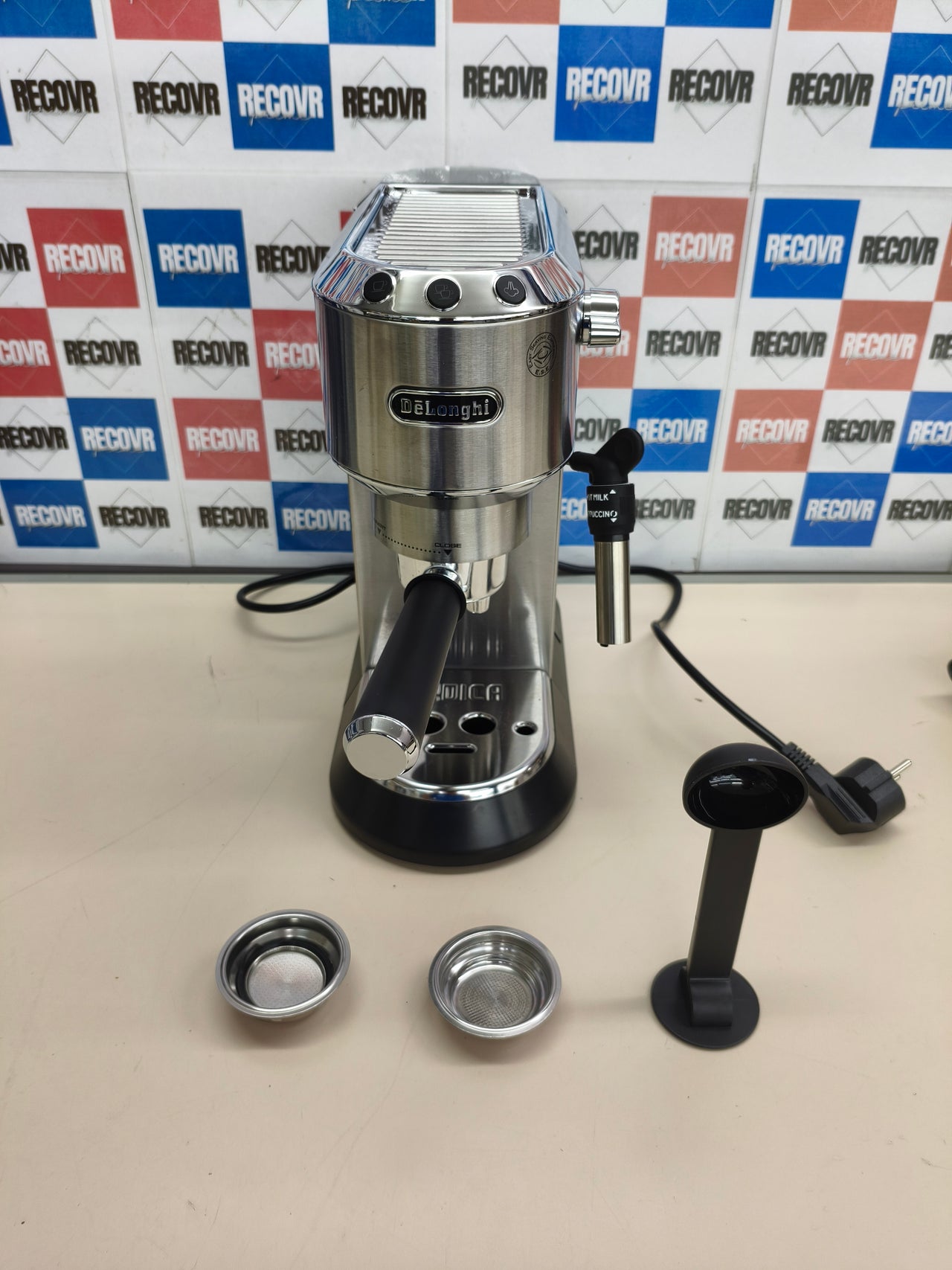 Cafetera espresso De’Longhi Dedica acero inoxidable negra