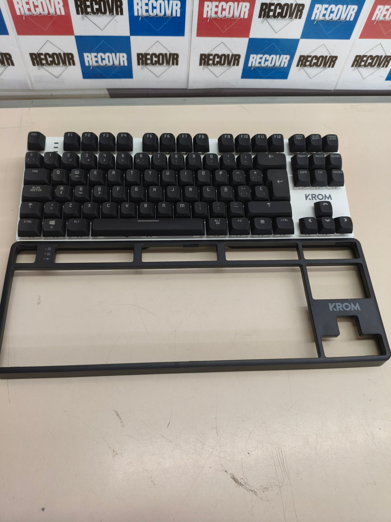 Teclado Gaming mecánico RGB 18 Efectos KROM Kernel Pro