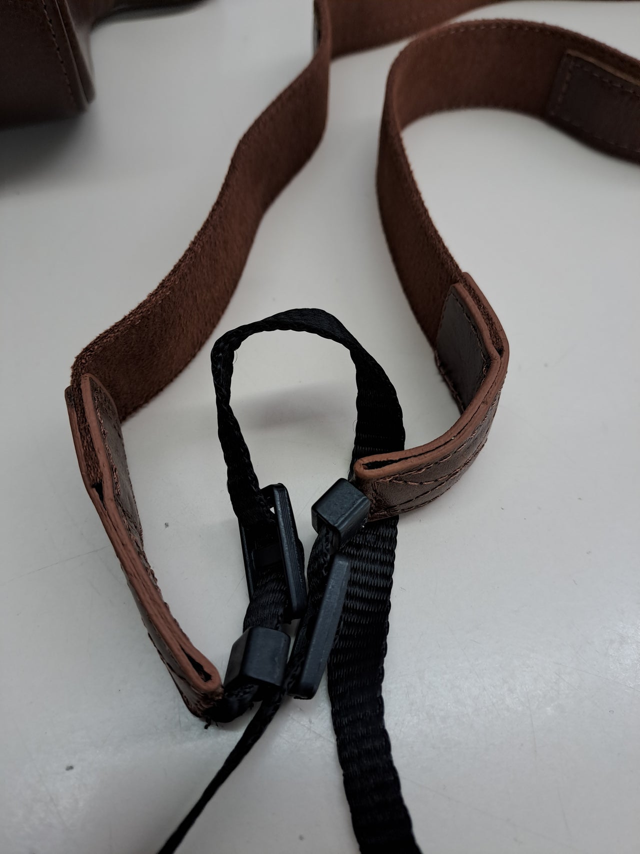 Estuche MegaGear MG1403 para Leica Q-P, Q (Typ 116)