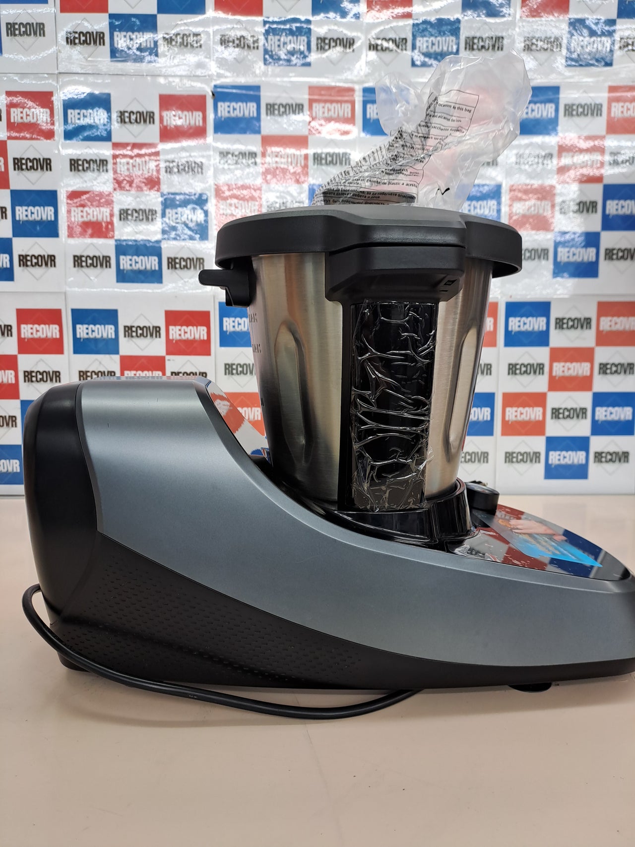 Robot Cecotec con pantalla táctil y app