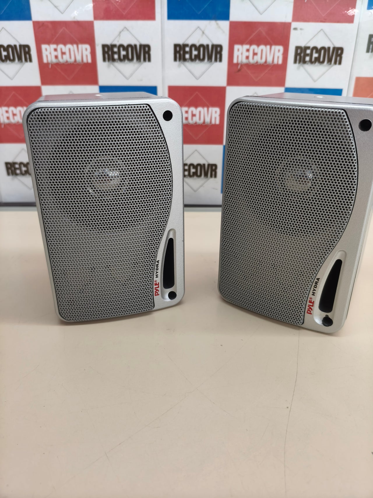 Altavoz exterior compacto de 3,5 pulgadas, resistente al agua.