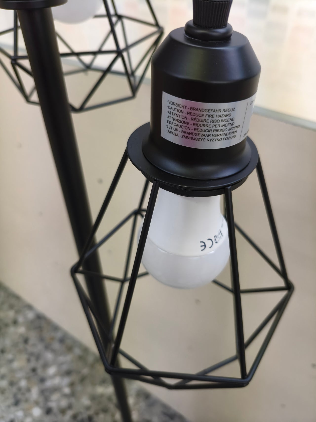 Lámpara de pie LED regulable EDISHINE con 3 luces E27 diseño industrial negro