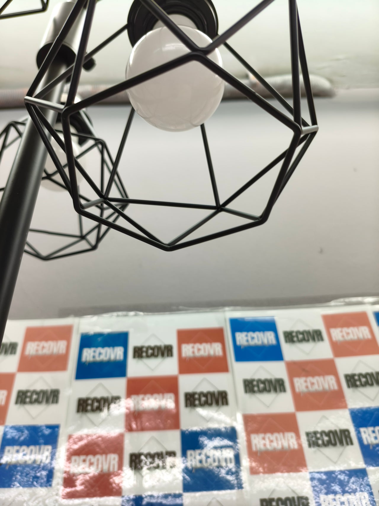 Lámpara de pie LED regulable EDISHINE con 3 luces E27 diseño industrial negro