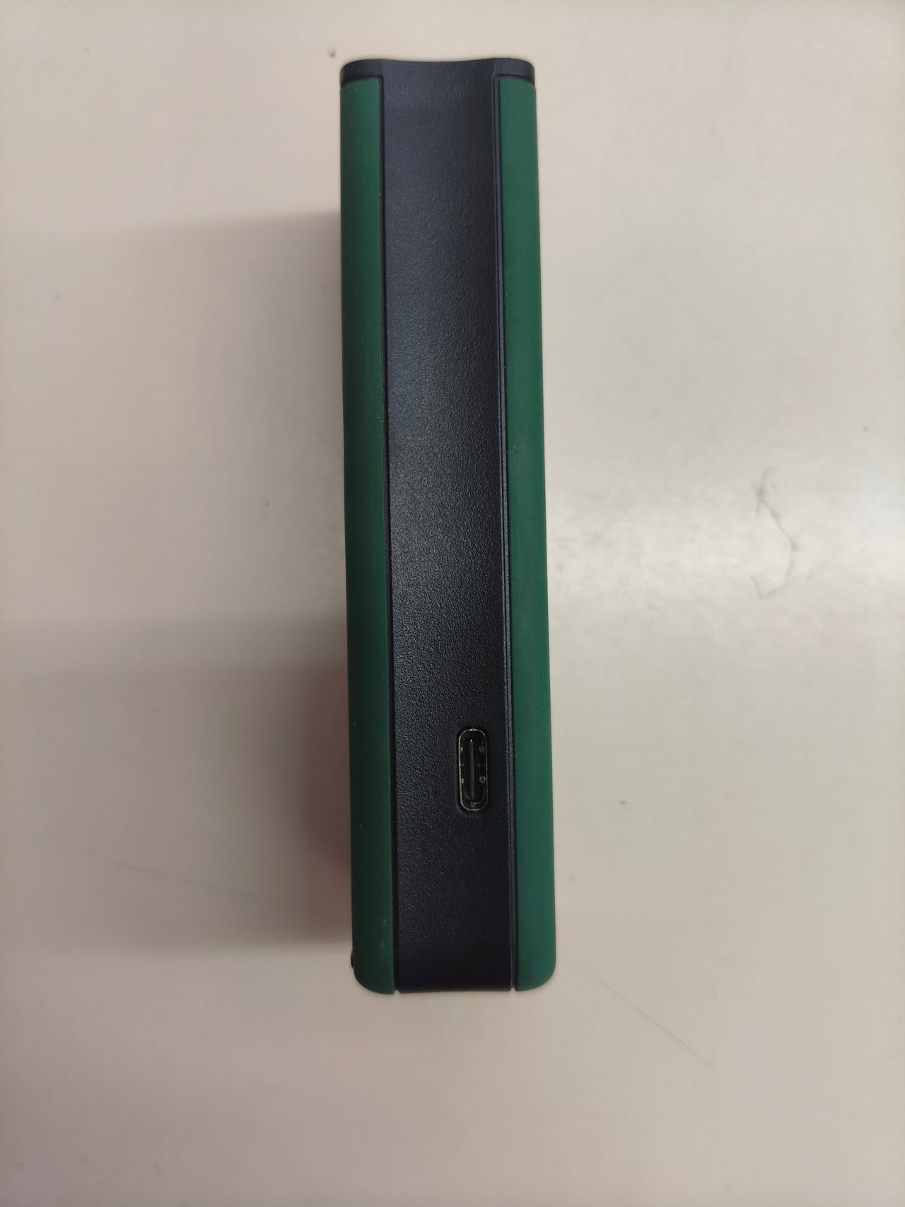 Medidor láser Bosch Zamo 4.ª generación con medición hasta 25 m y carga USB-C®